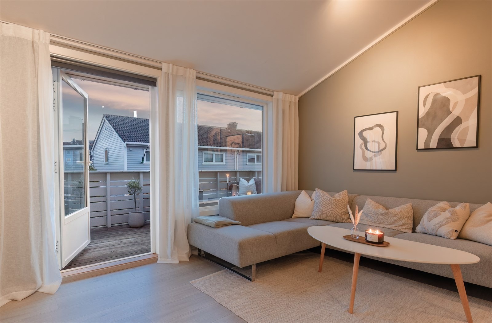 Fra stuen er det utgang til sørvendt balkong Galleribilde