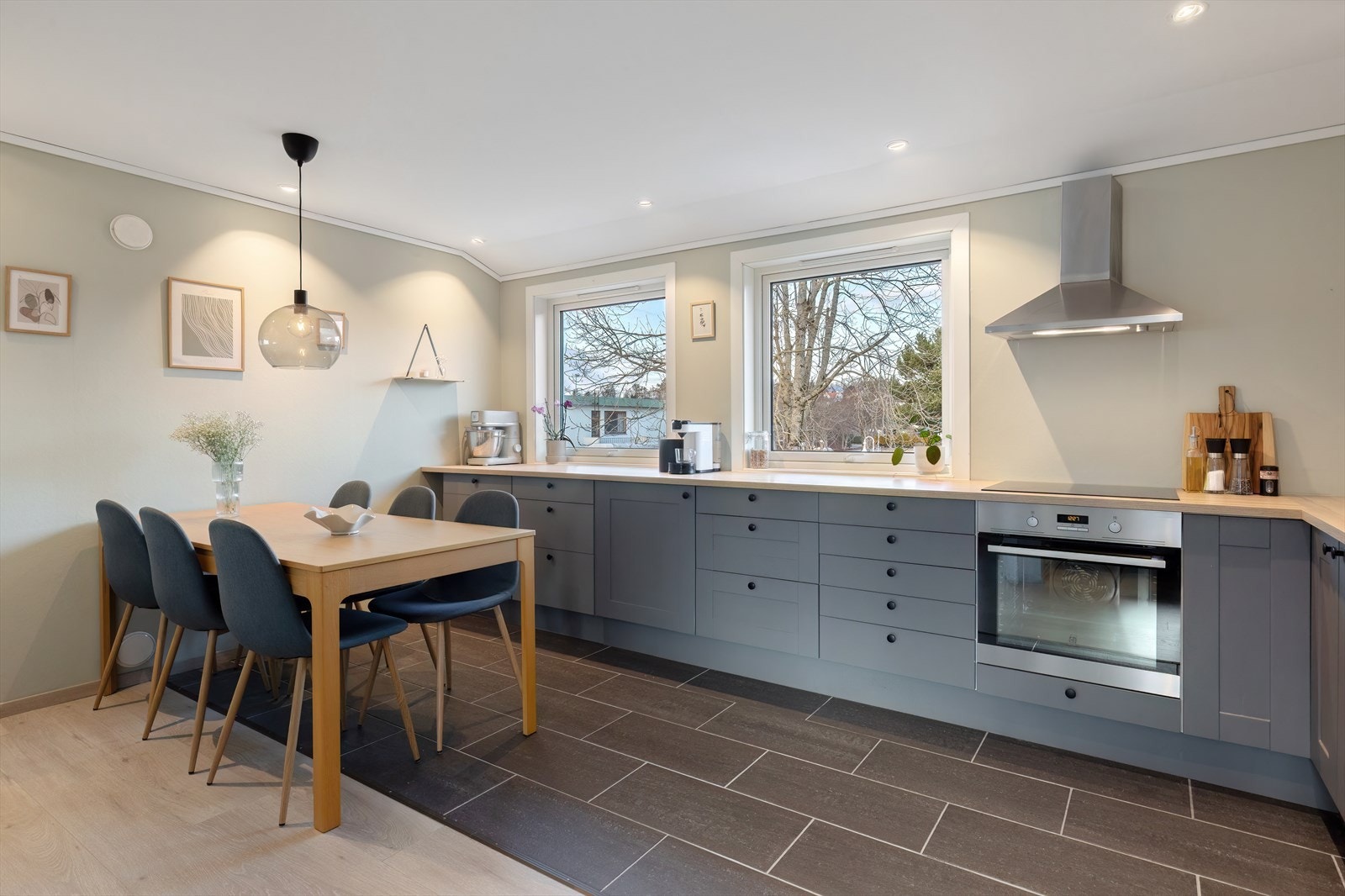 Flott kjøkken med plass til stort spisebord og mange middagsgjester Galleribilde