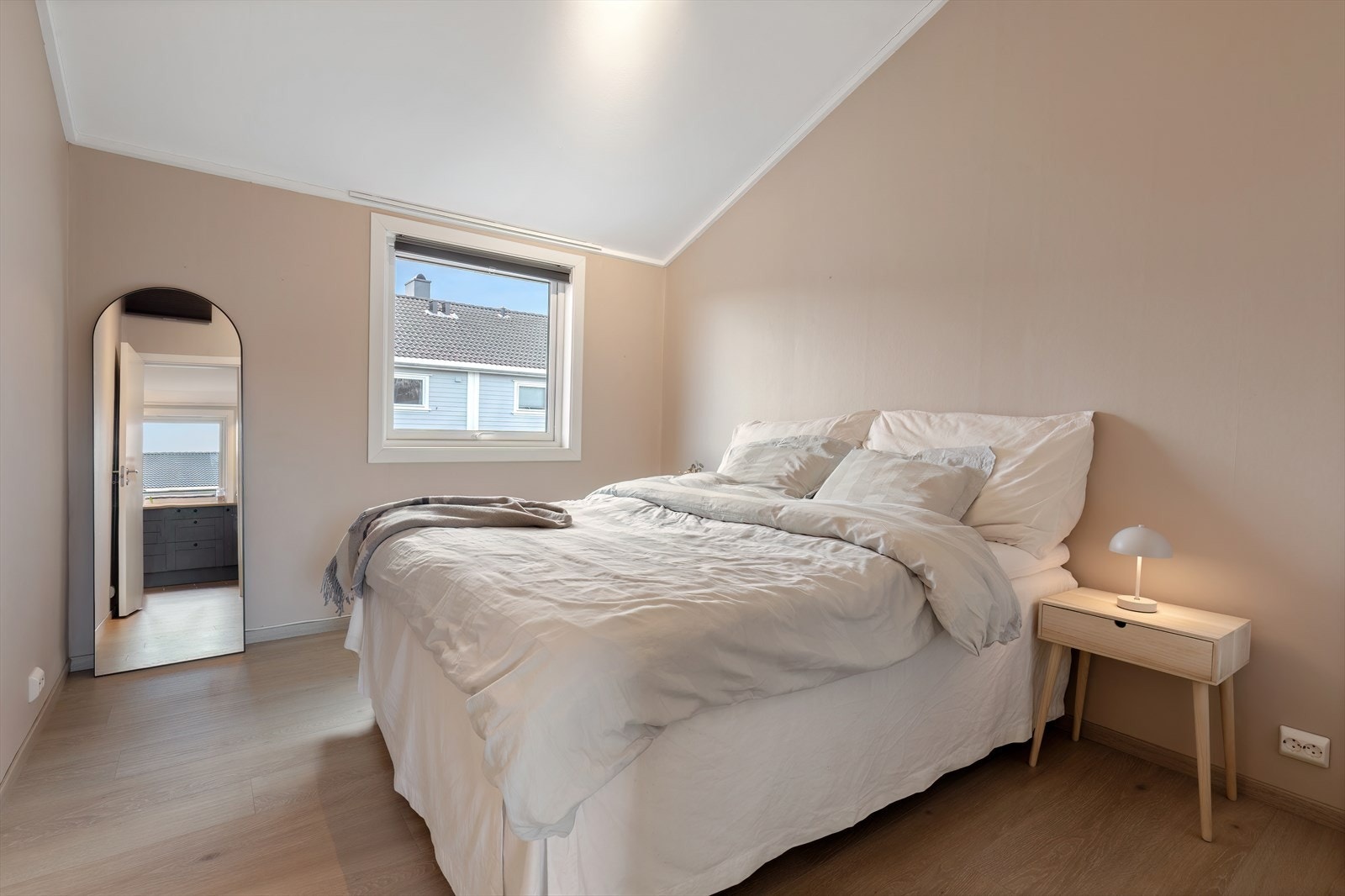 Stort soverom med god plass til dobbeltseng Galleribilde