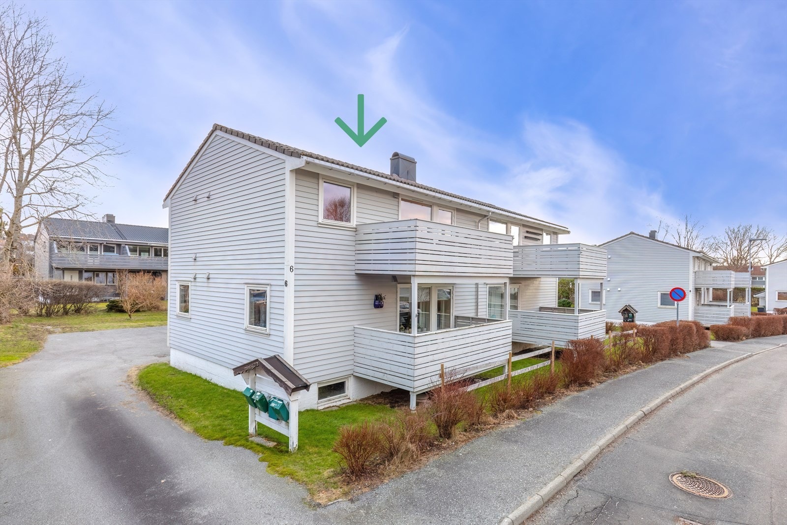 Fasade med pil på leilighetens beliggenhet Galleribilde