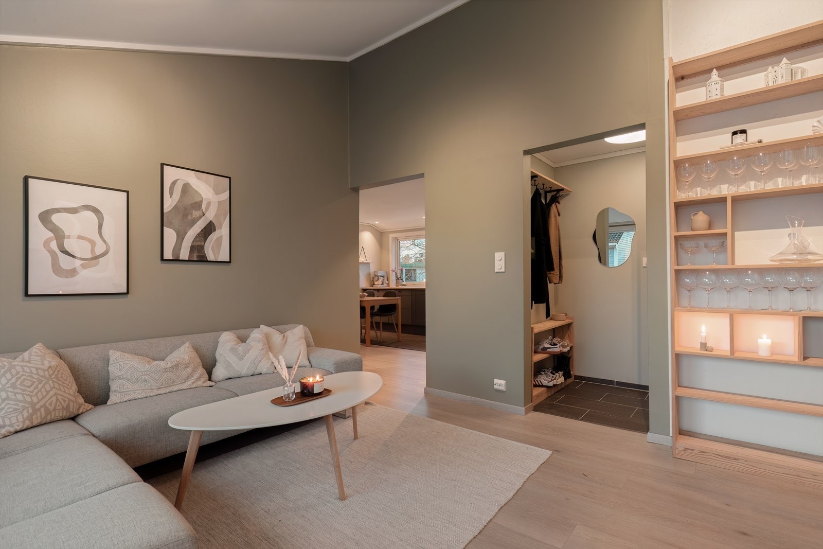 Kjøkkenet ligger fint tilbaketrukket fra stuen Galleribilde