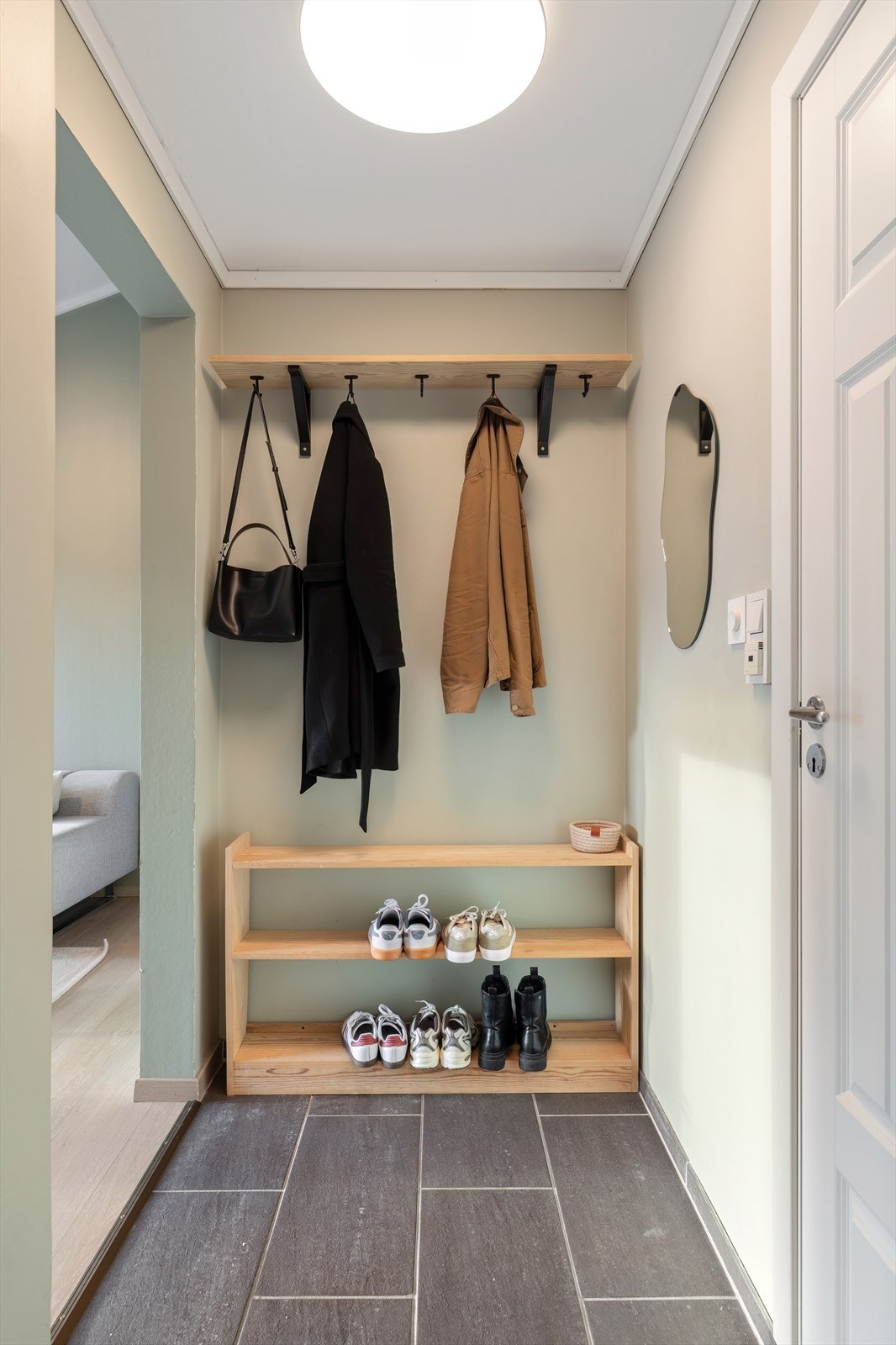 Flislagt gang med plass til yttertøy og sko Galleribilde