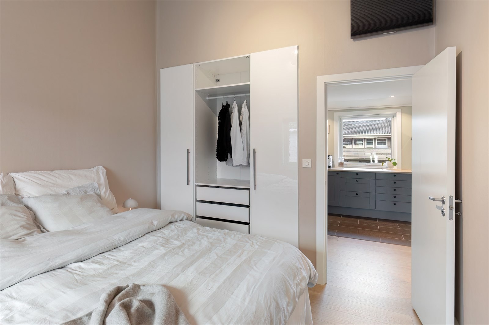 Soverommet har garderobe og tilgang til lagringsloft Galleribilde