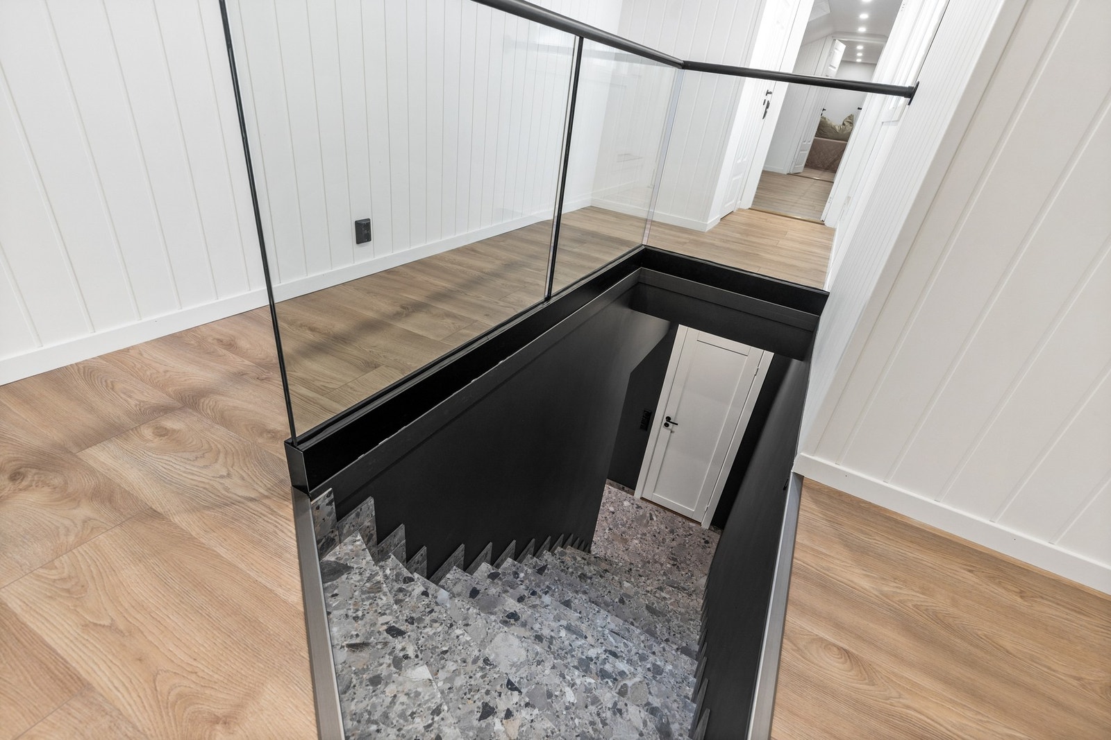 Lekker flislagt trapp med glassrekkverk Galleribilde