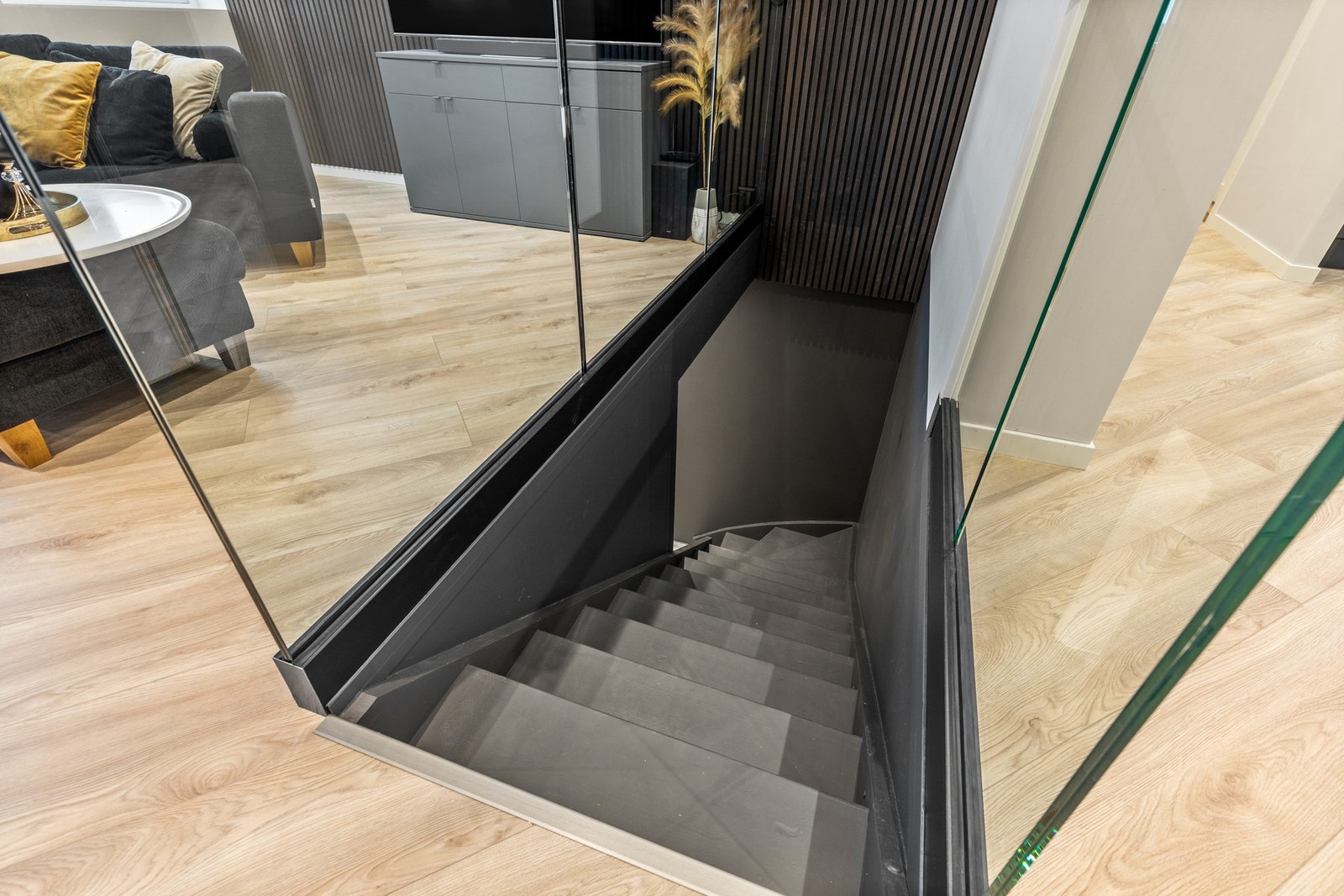 Trappeløp med glassrekkverk Galleribilde