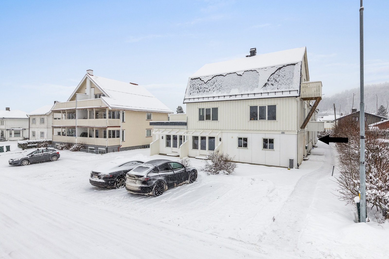 Fasade. Leiligheten disponerer to parkeringsplasser i forkant av boligen Galleribilde