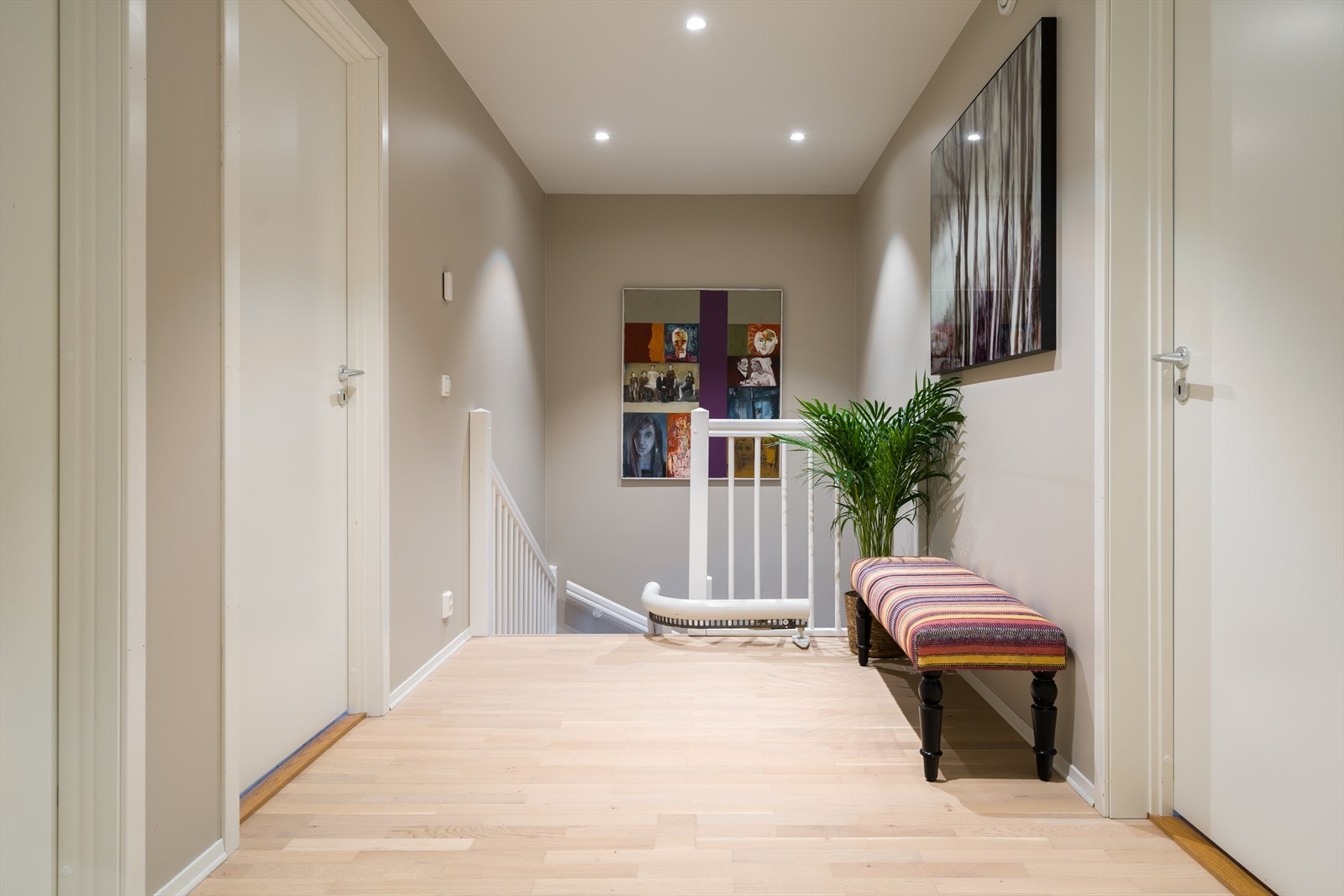 Velkommen opp i andre etasje. Her har du samme gulv som boligen øvrig, samt malte vegger i beige. Det er monter spotter i tak og her som resten av boligen er det balansert ventilasjon. Galleribilde