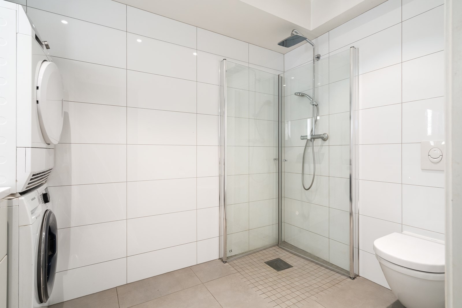 Badet fremstår som moderne med 60x60cm flis på gulv og 30x60cm på vegger. Galleribilde