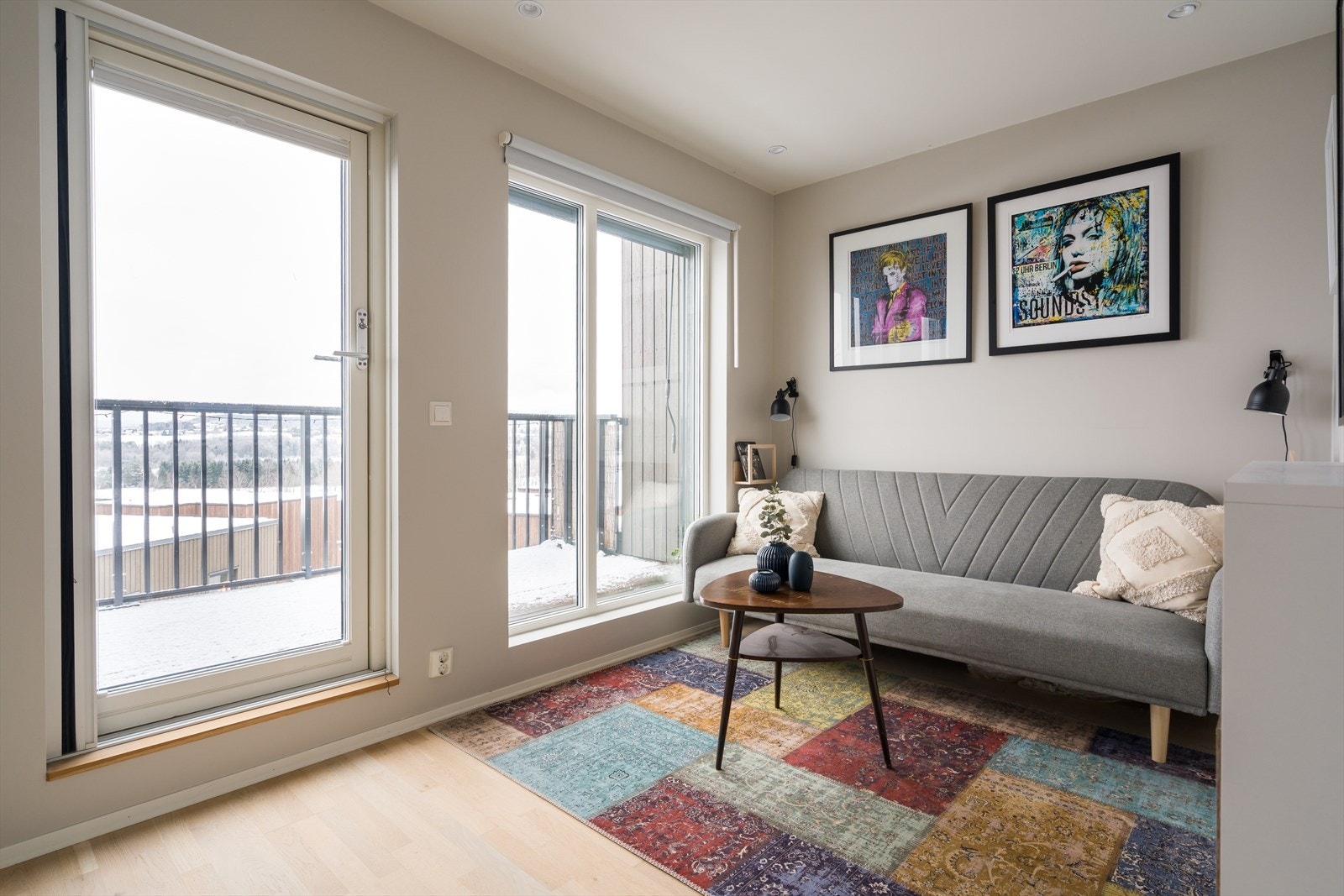 Rommet er i dag benyttet som tv-stue. Det er montert innvendig solskjerming og utvendig screens. Galleribilde