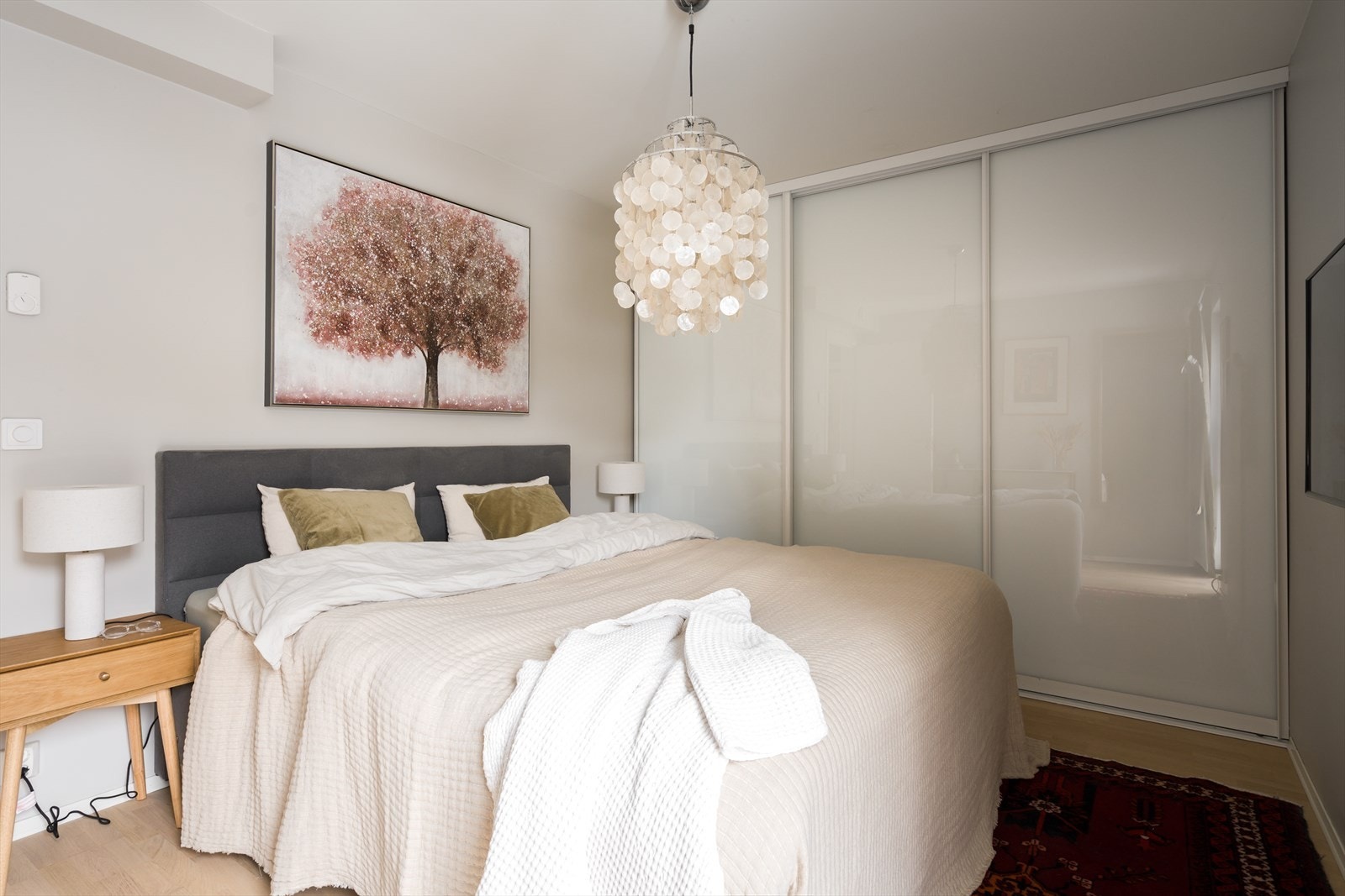 Hovedsoverommet har god plass til stor dobbeltseng med tilhørende nattbord. Rommet er også utstyrt med stor skyvedørsgarderobe. Galleribilde