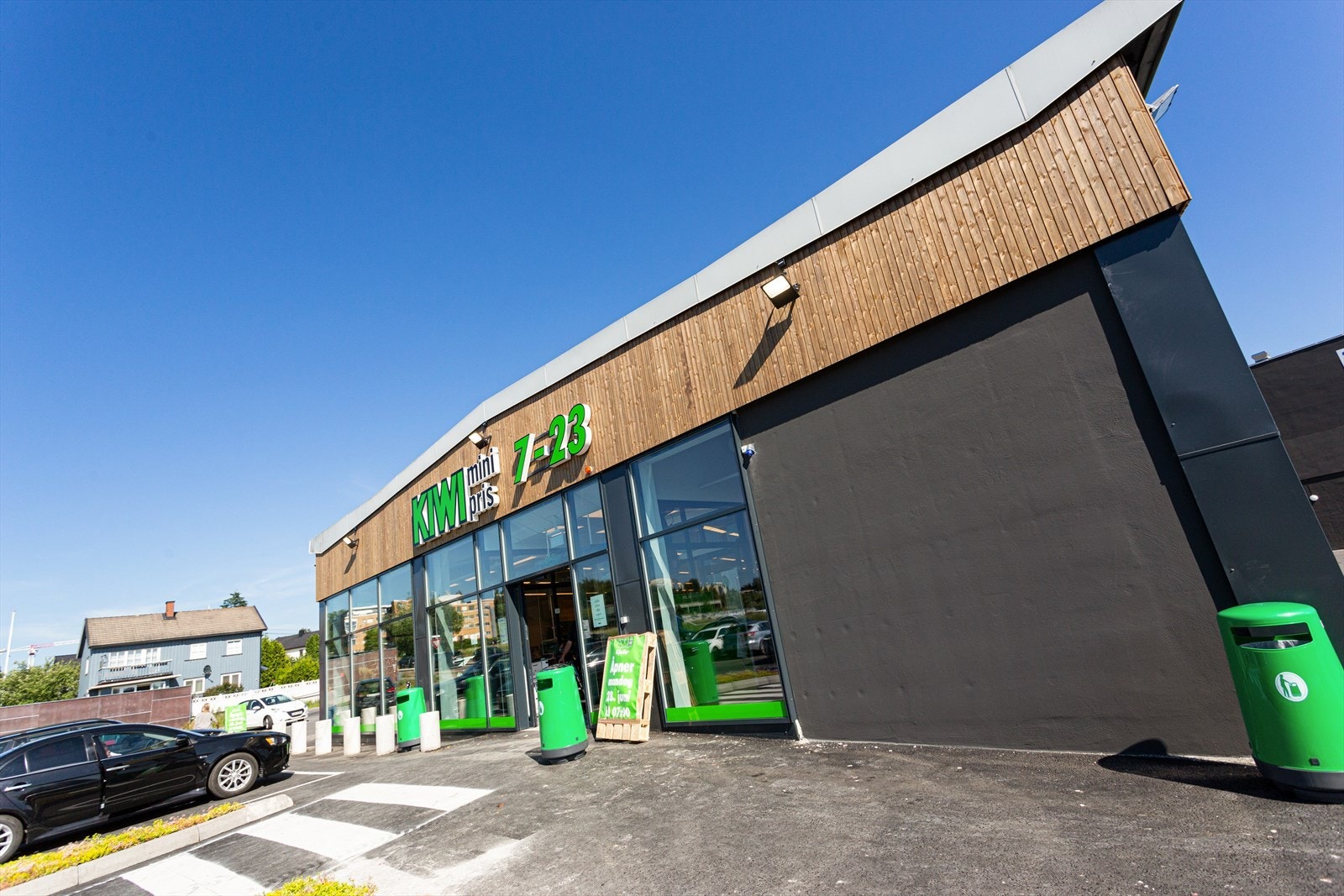 På Kjeller kan du gjøre dagligvarehandelen på Kiwi, Meny og REMA 1000. Et nda bredere utvalg finner du i Lillestrøm sentrum. Galleribilde