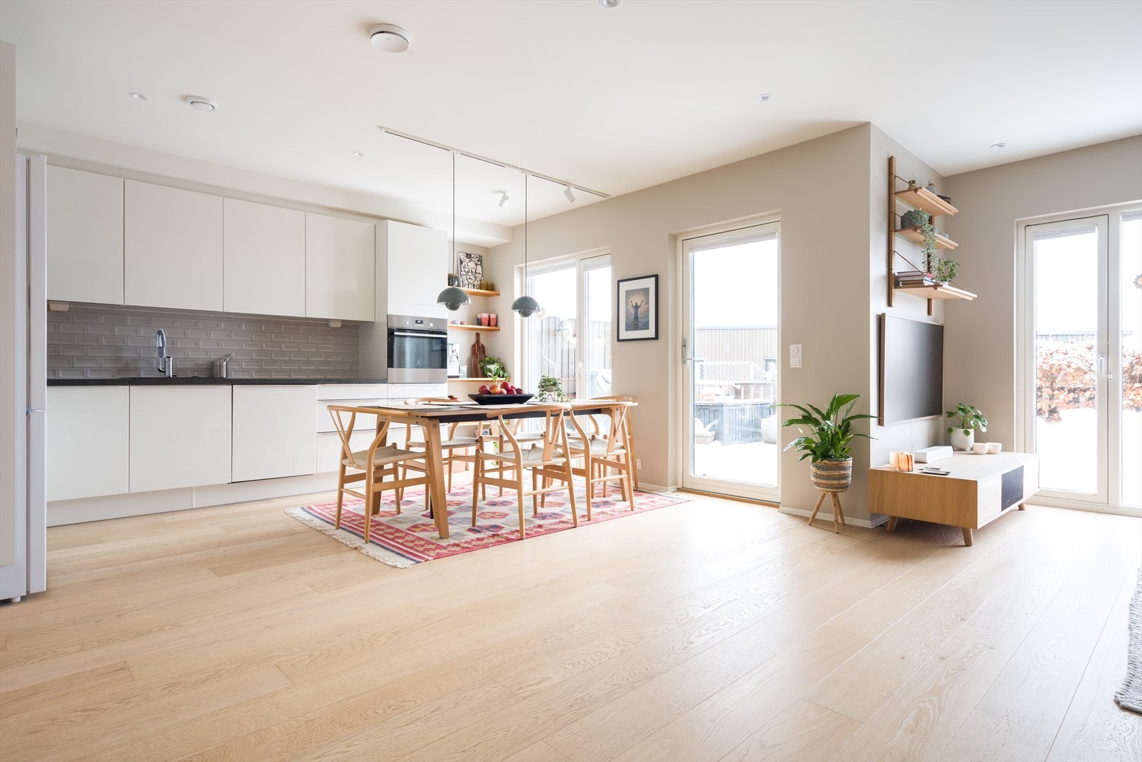 Videre kommer du inn i stor åpen stue- og kjøkkenløsning. Dette allrommet egner seg perfekt for familien. Galleribilde