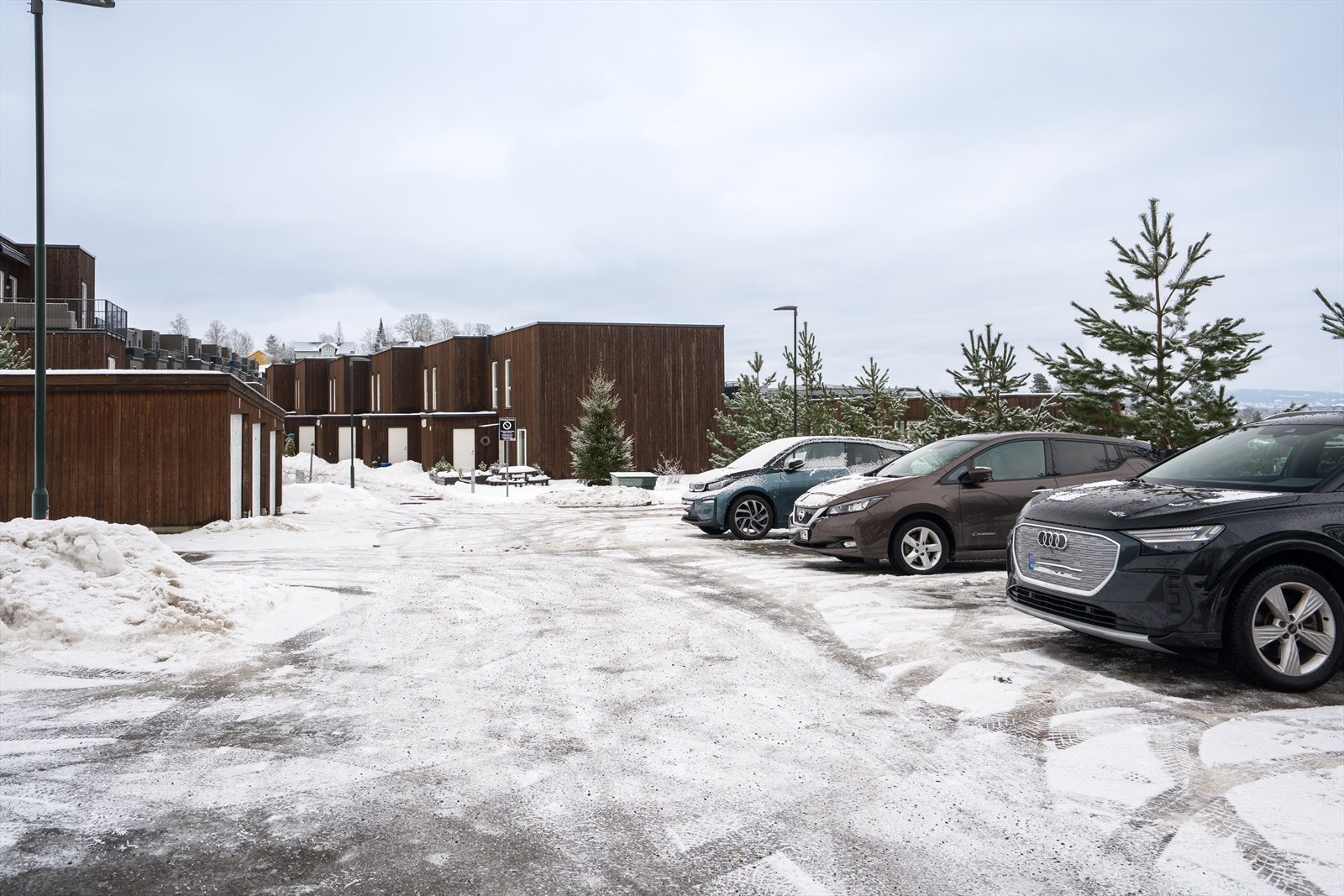 Det medfølger egen parkeringsplass hvor det er klargjort for elbillader. Galleribilde