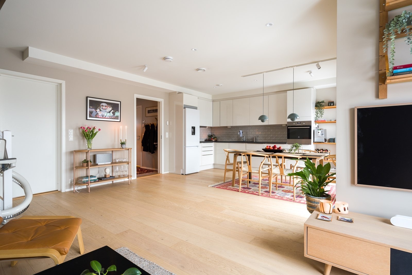 Store vindusflater slipper inn rikelig med naturlig lys. Med eikeparkett og lyse vegger er dette en perfekt kombinasjon. Galleribilde