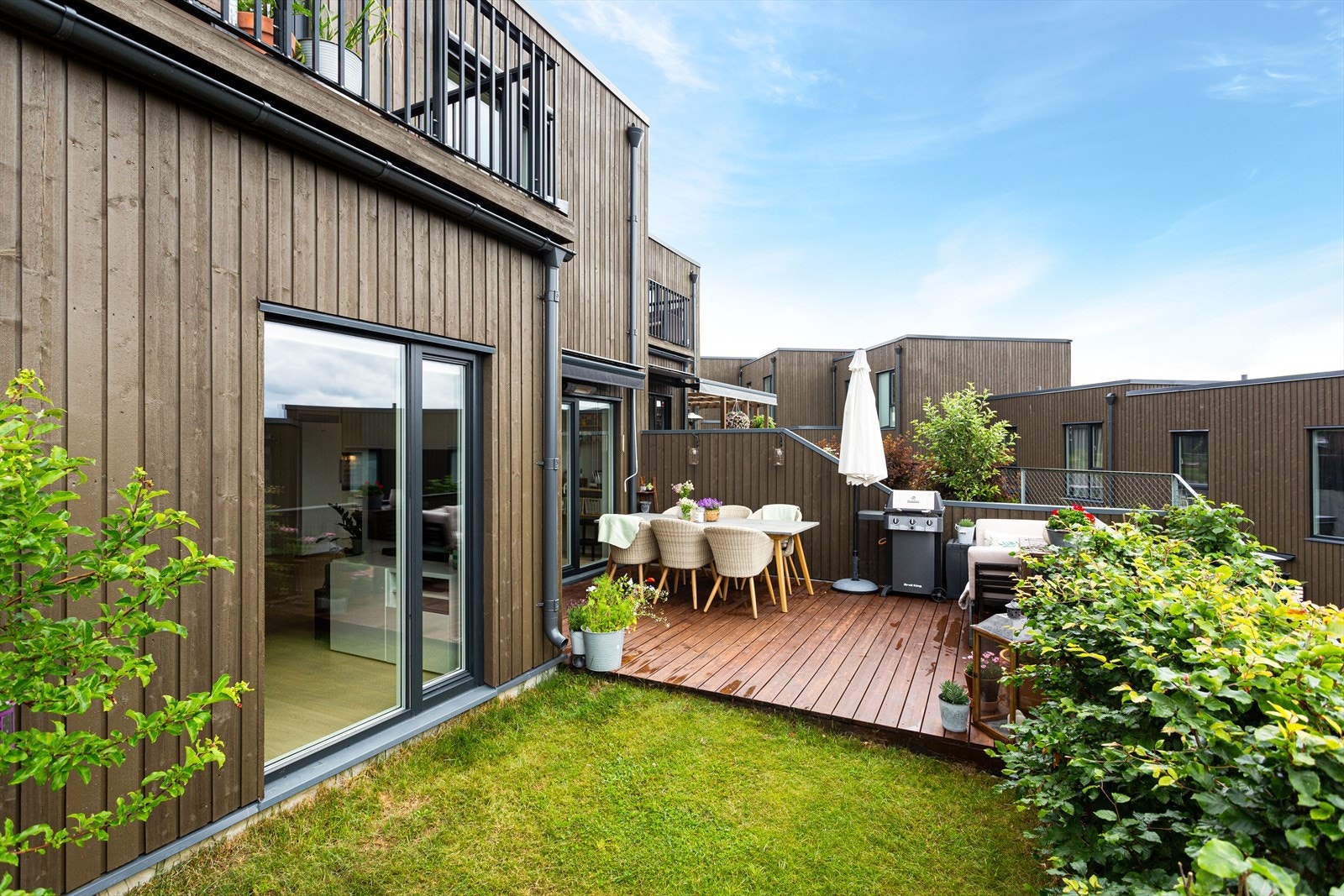 Boligen har flere flotte uteplasser med terrasser og hageflekk. Her er et bilde fra sommertid så du får et godt inntrykk fra den beste årstiden. Galleribilde