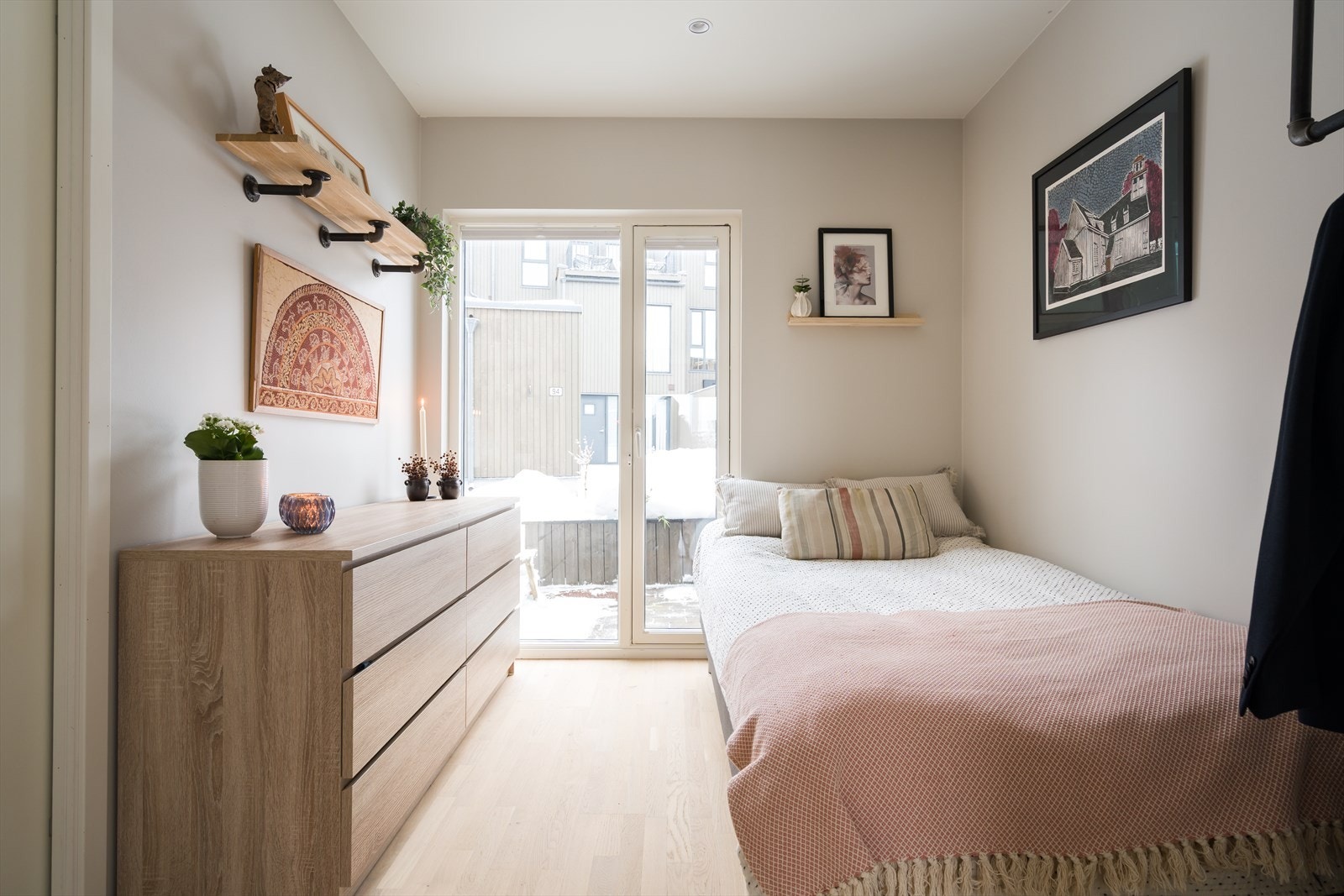 I første etasje er ett av fem soverom. Rommet er av god størrelse og har også tilknytning til innvendig bod/walk-in. Galleribilde