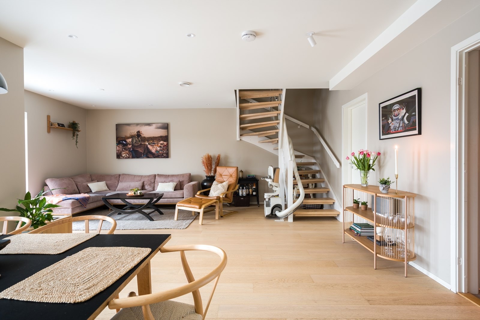 Det er montert spotter i taket. Hele boligen har balansert ventilasjon. Galleribilde