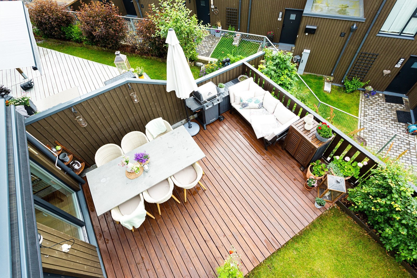 Dette gir også et godt bilde på uteplassen ut fra stuen. Om sommeren kan du lage din egen lille oase med sittegrupper, grill og beplantning. Liten hageflekk passer utmerket for de med små barn eller til firbeinte. Galleribilde