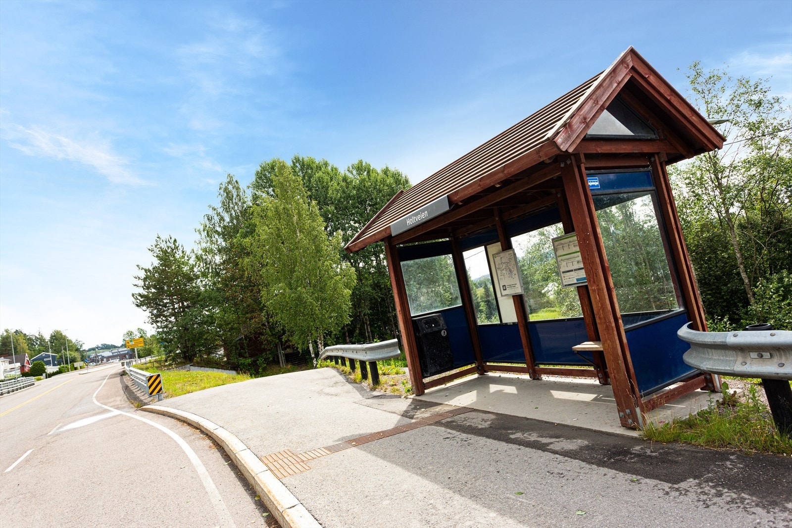 Det er kort vei til bussholdeplass "Holteveien". Her fra går det hyppige avganger både mot Lillestrøm og Olavs Gård (knutepunkt for buss). Galleribilde