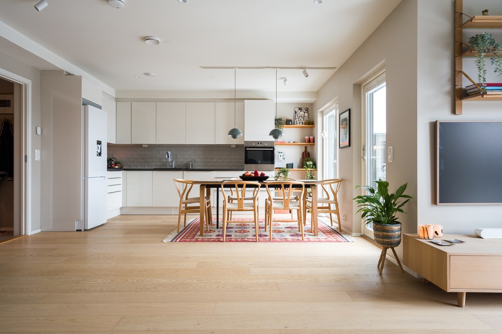 Kjøkkenet er praktisk utformet i L-form. Her har du integrert stekeovn, platetopp og oppvaskmaskin. Det er også nisje for kjøl/frys. Galleribilde