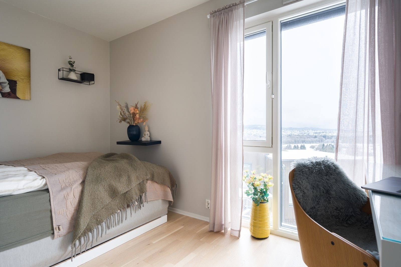 Soverom 2. Rommet har vinduer som strekker seg helt fra gulvet. Her kan du nyte flott utsikt. Galleribilde