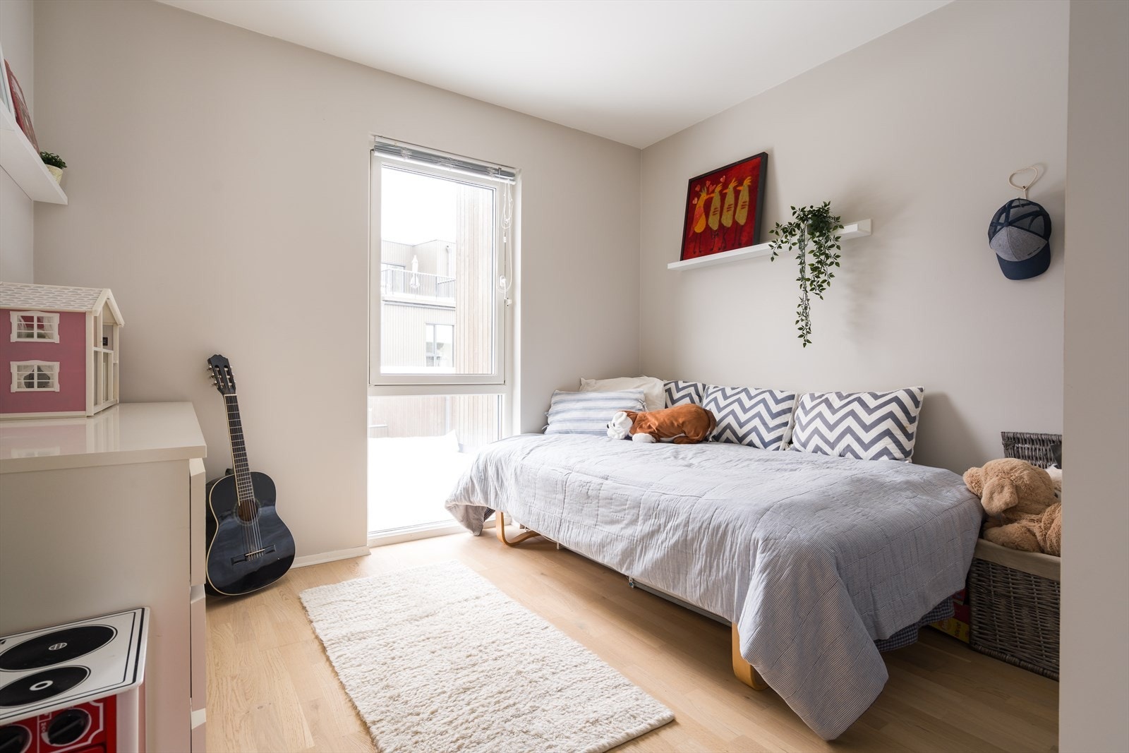 Soverom 3. Alle rommene er av god størrelse og egner seg like godt som barnerom, gjester rom eller kombinasjon av soverom og kontor. Galleribilde