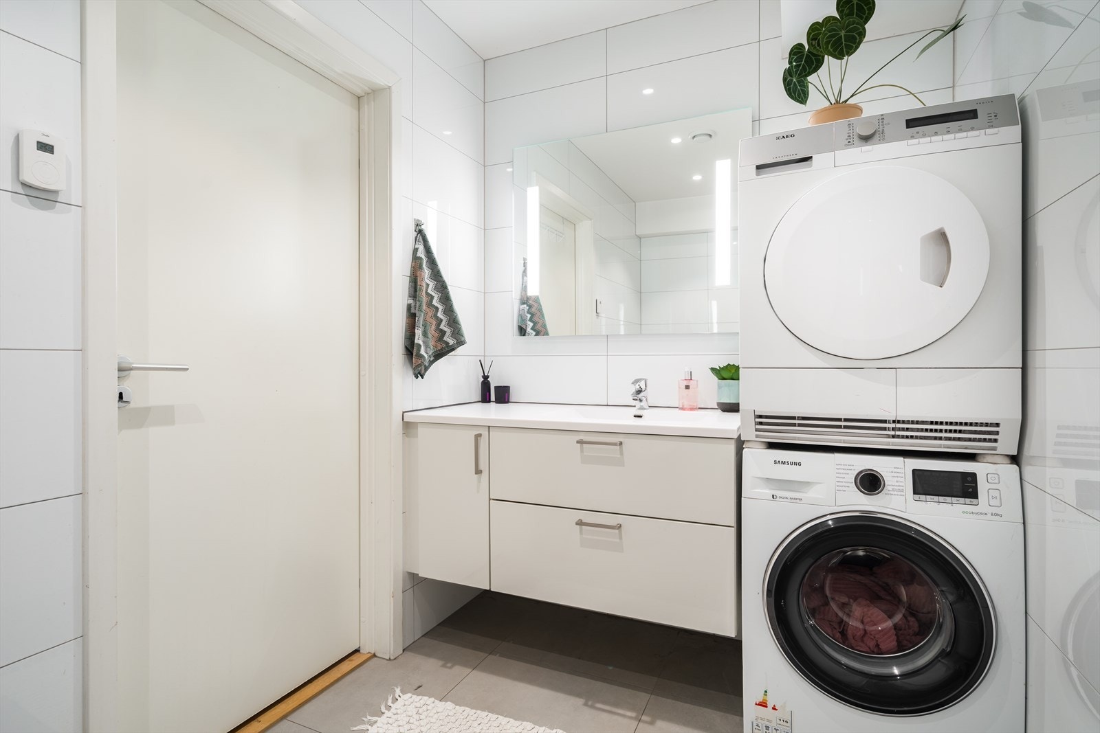 Boligen har to bad, et i hver etasje. Badet i førsteetasje har dusjhjørne, vegghengt toalett, hvit innredning og speil med integrert belysning. Det er også opplegg for vaskesøyle. Galleribilde