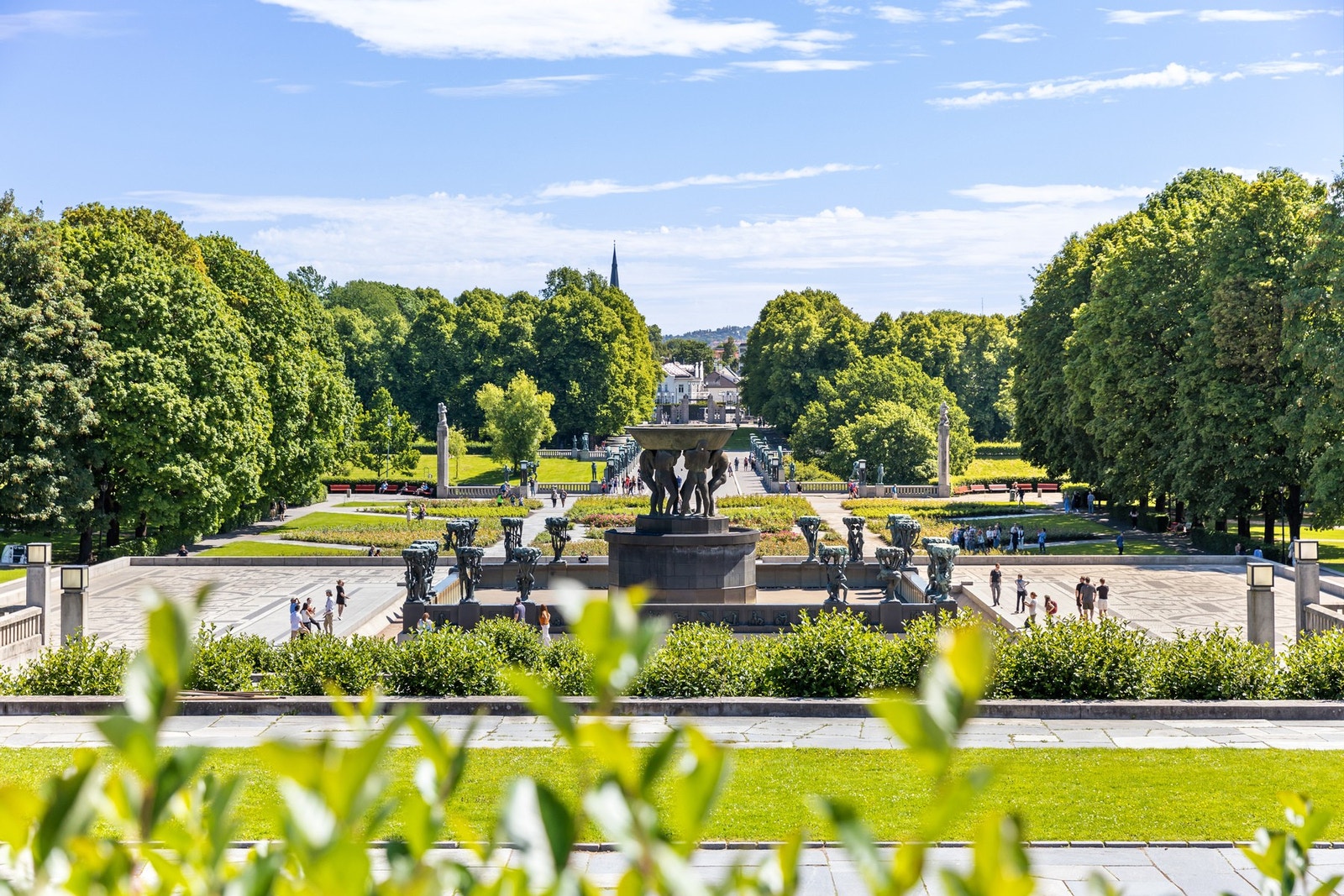 Frognerparken ligger i nærheten og inneholder populære Frognerbadet, Frogner stadion, skulpturanlegget Vigelandsparken og Oslo Bymuseum. Galleribilde