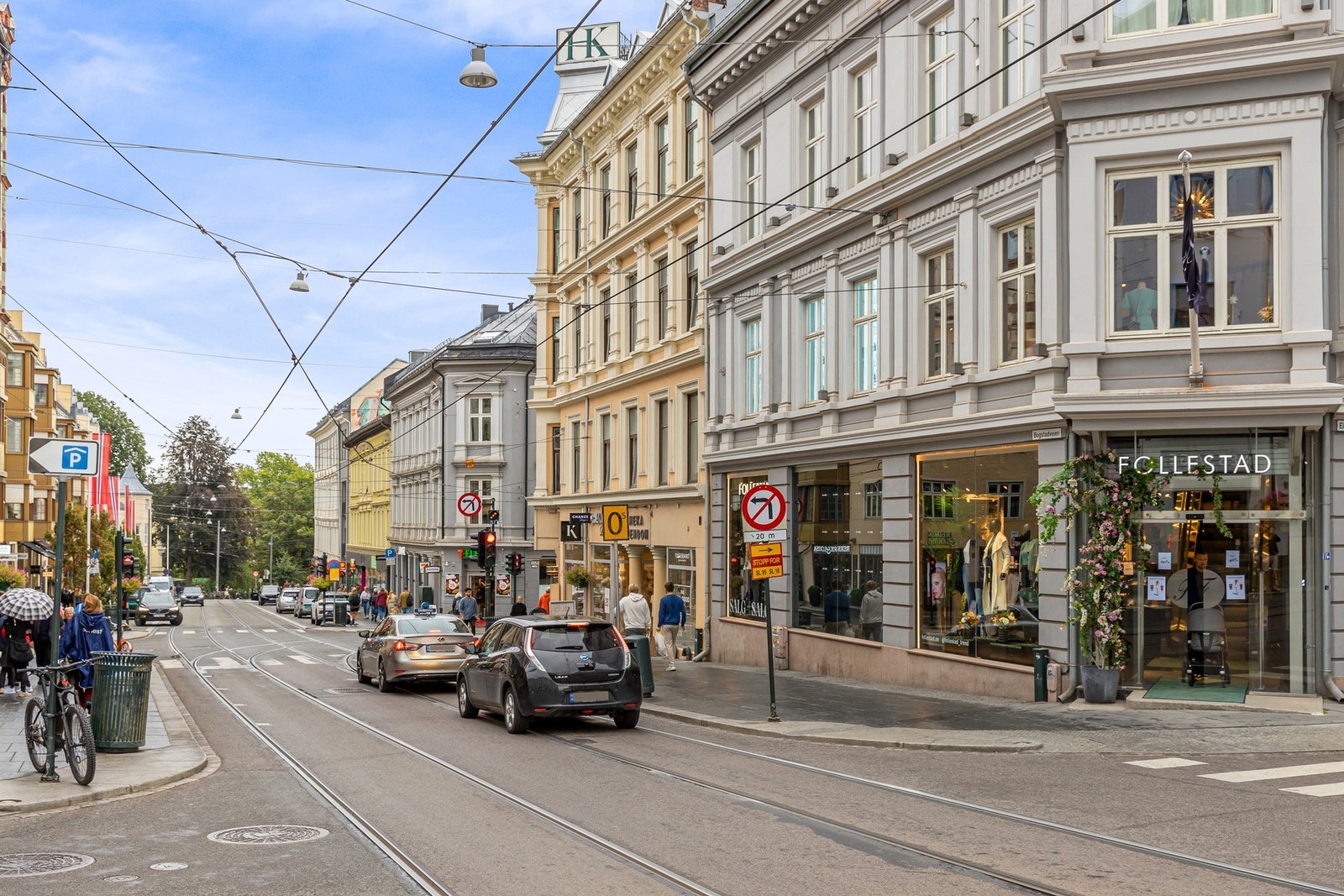 Følger man Bogstadveien og Hegdehaugsveien fra Majorstuen ned forbi Slottet ankommer man Karl Johans gate og de øvrige handlegatene i Oslo sentrum. Galleribilde