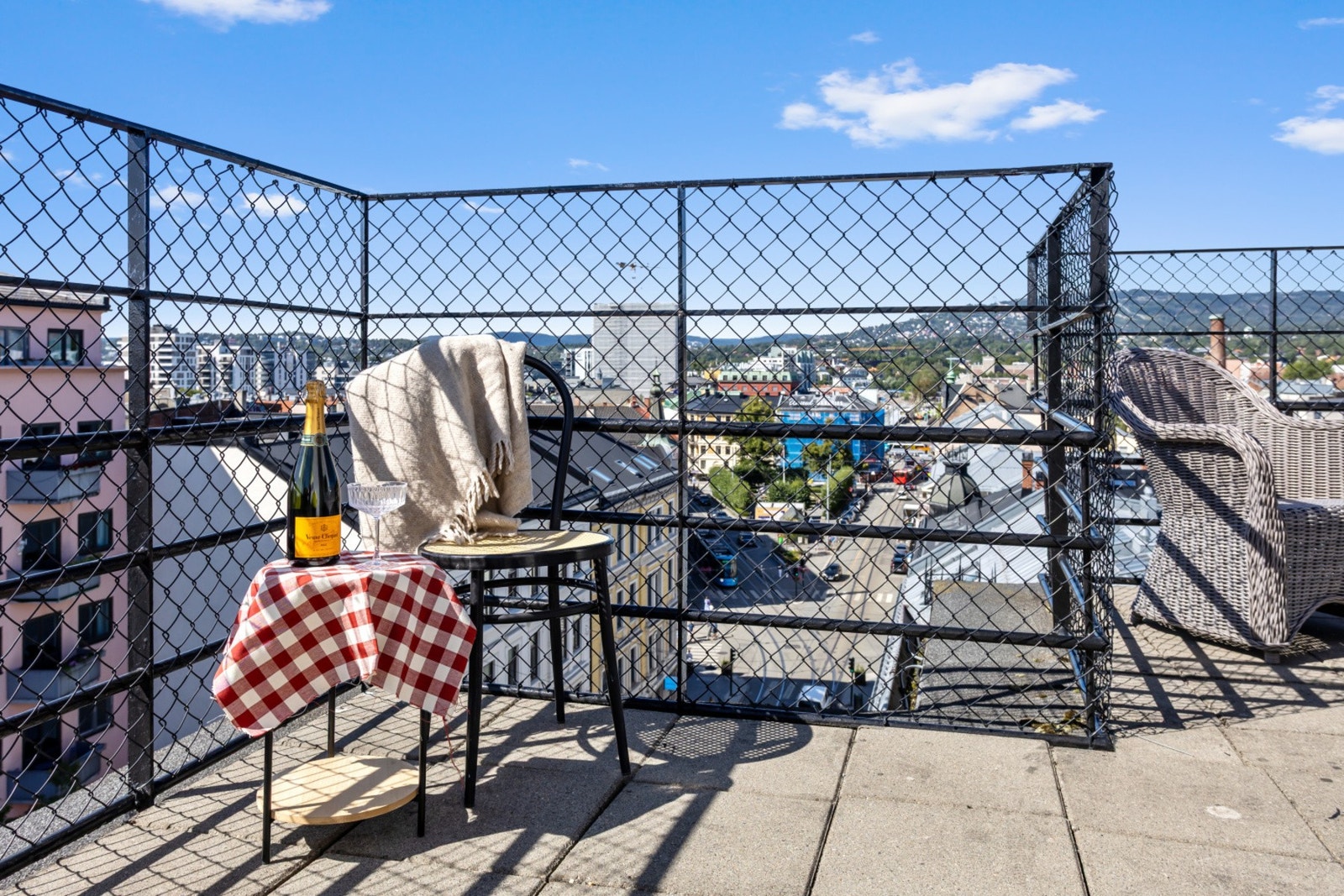 Felles takterrasse til fri bruk for beboerne. Her kan man nyte svært gode solforhold og fantastisk utsikt. Galleribilde