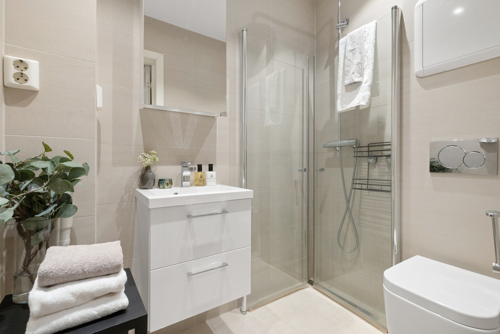 Lekkert, flislagt bad pusset opp i 2017, med behagelig gulvvarme. Galleribilde