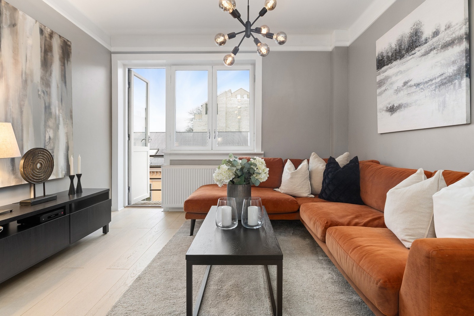 Her har vi gleden av å presentere en meget lys og moderne 2-roms leilighet med ettertraktet beliggenhet på Majorstuen. Galleribilde