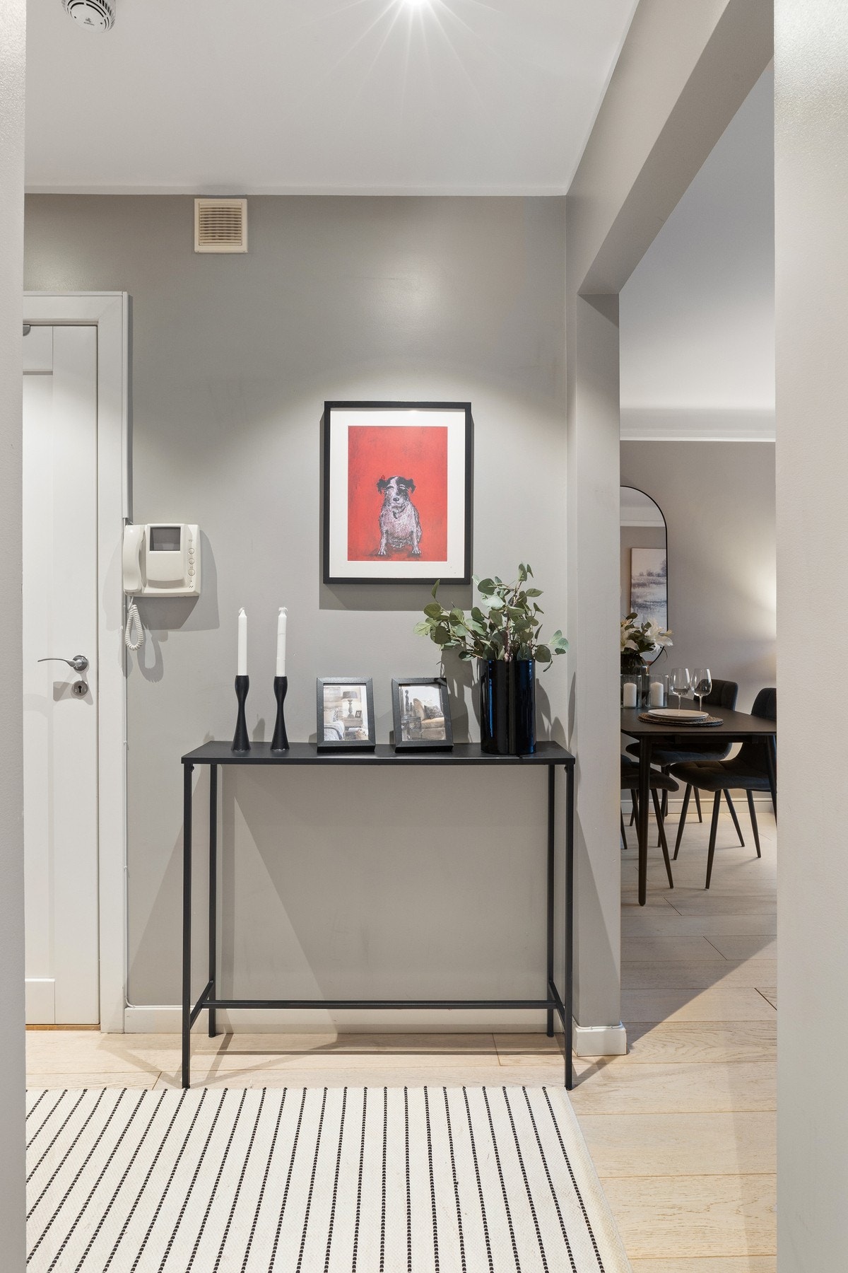 Entréen fremstår innbydende med flott laminatgulv og moderne fargevalg på veggene. Galleribilde