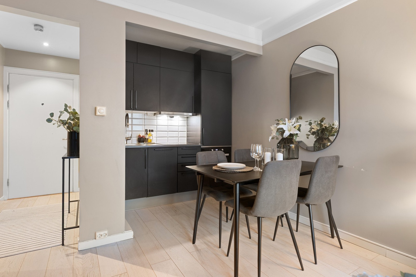 Moderne HTH-kjøkken fra 2017 med glatte fronter og laminert benkeplate med nedfelt utslagsvask. Galleribilde