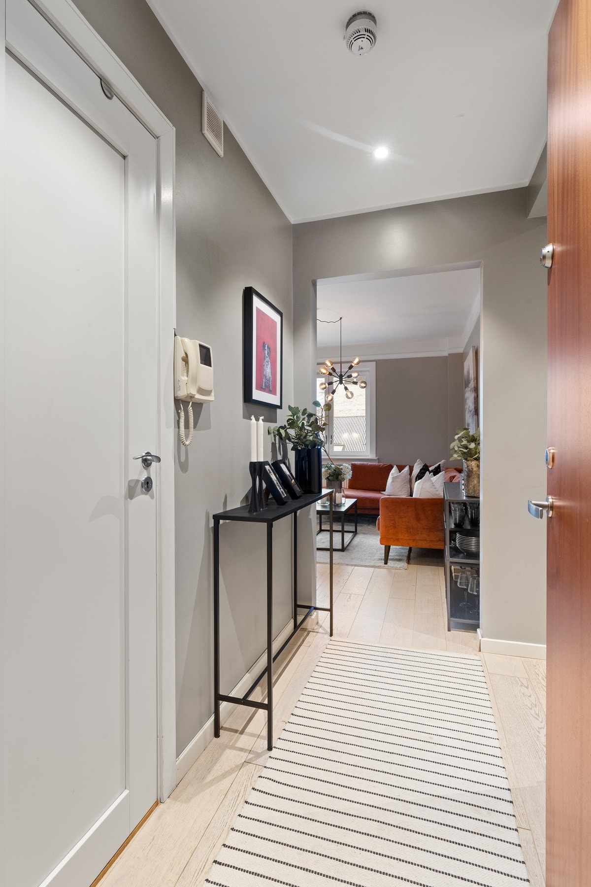 Leiligheten ligger i byggets 6. etasje og har enkel adkomst via heis. Galleribilde