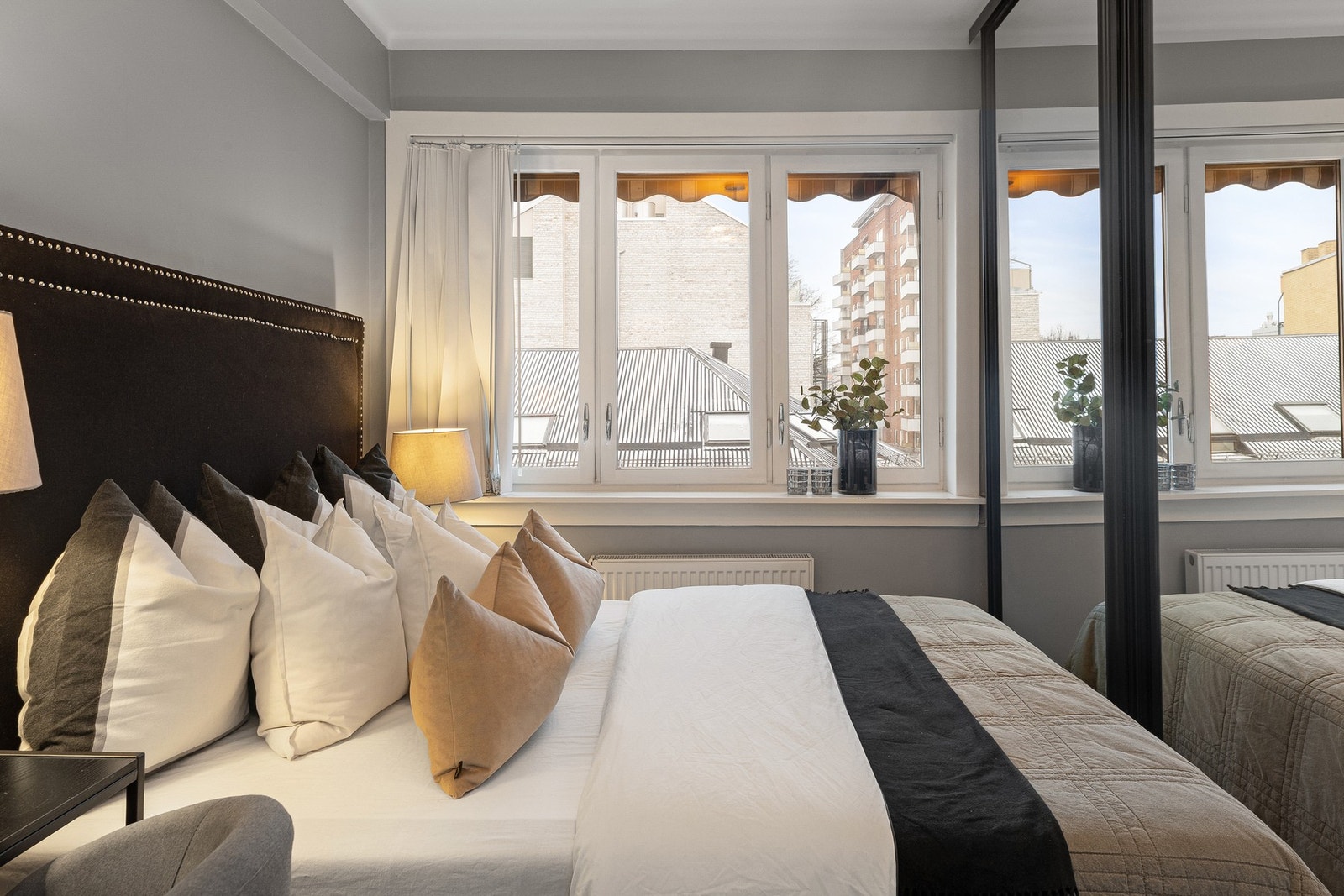 Store vindusflater slipper inn rikelig med naturlig lys. Galleribilde