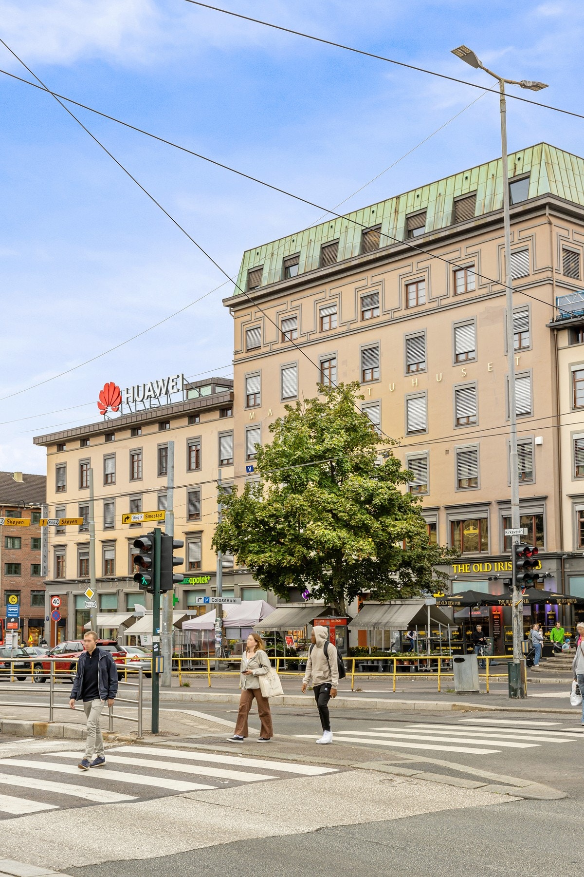 Majorstuen krysset er et knutepunkt når det gjelder offentlig kommunikasjon. Her finnes det T-bane, trikk og buss samt taxiparkering like ved. Galleribilde