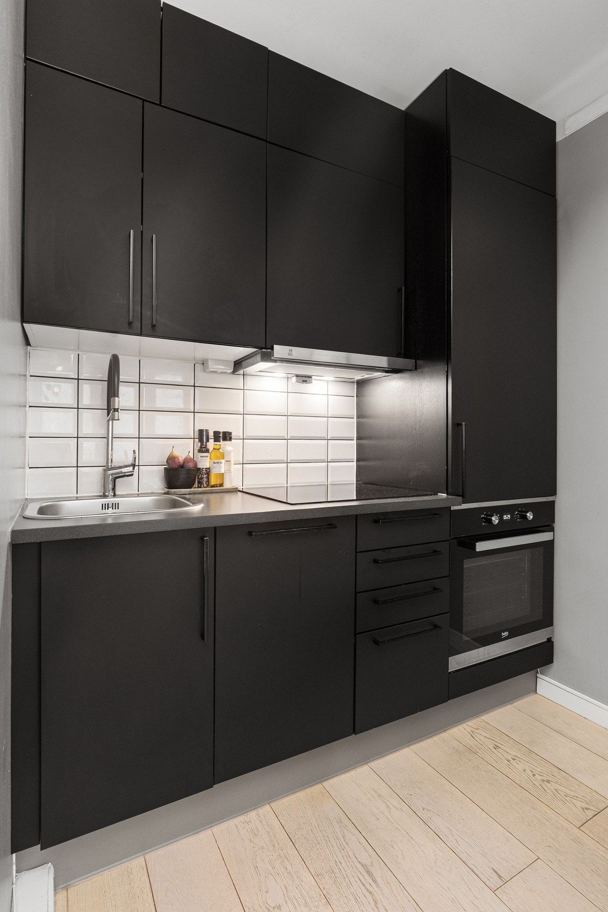 Over benkeplaten er det montert stilrene fliser som gir en pen kontrast til øvrig innredning. Galleribilde