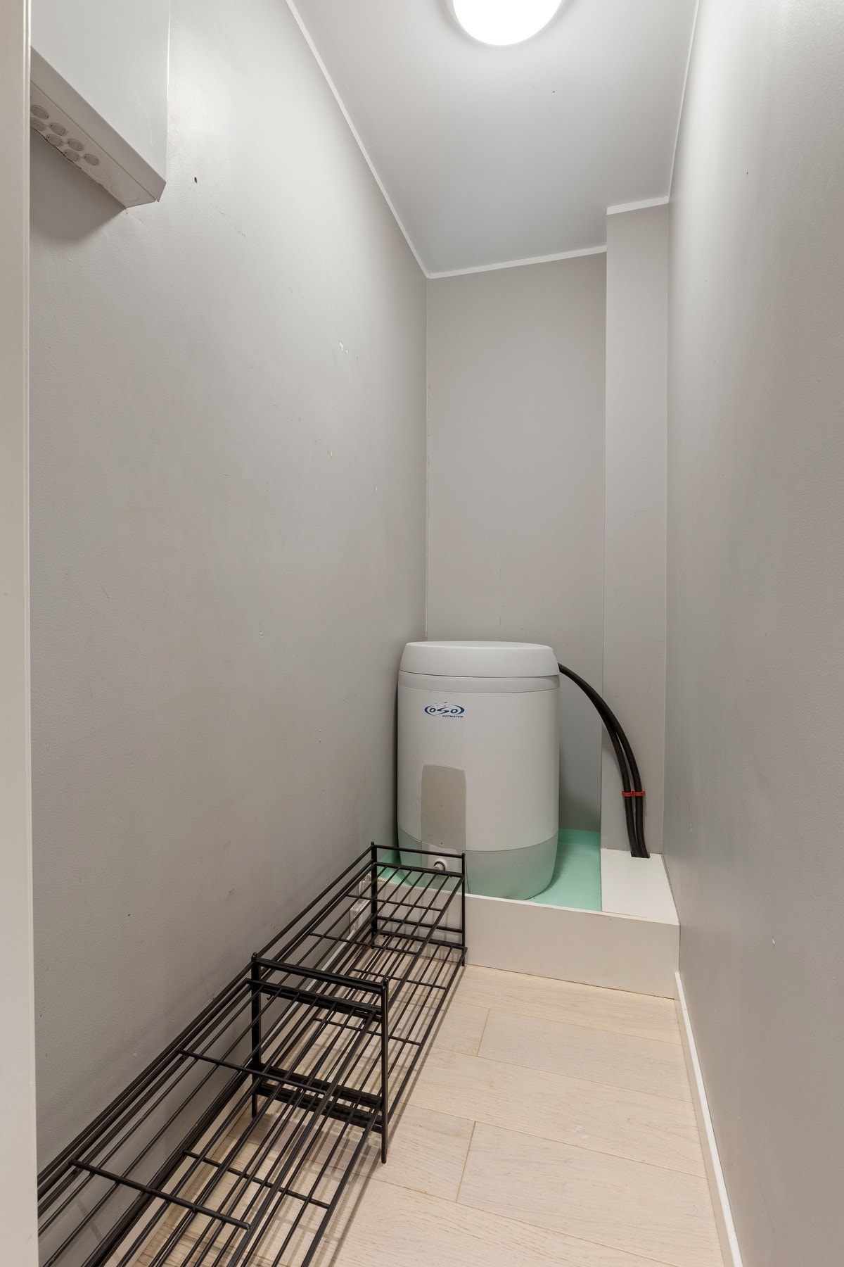 Praktisk innvendig bod med direkte adkomst fra entréen gir god plass til oppbevaring av yttertøy og sko. Galleribilde