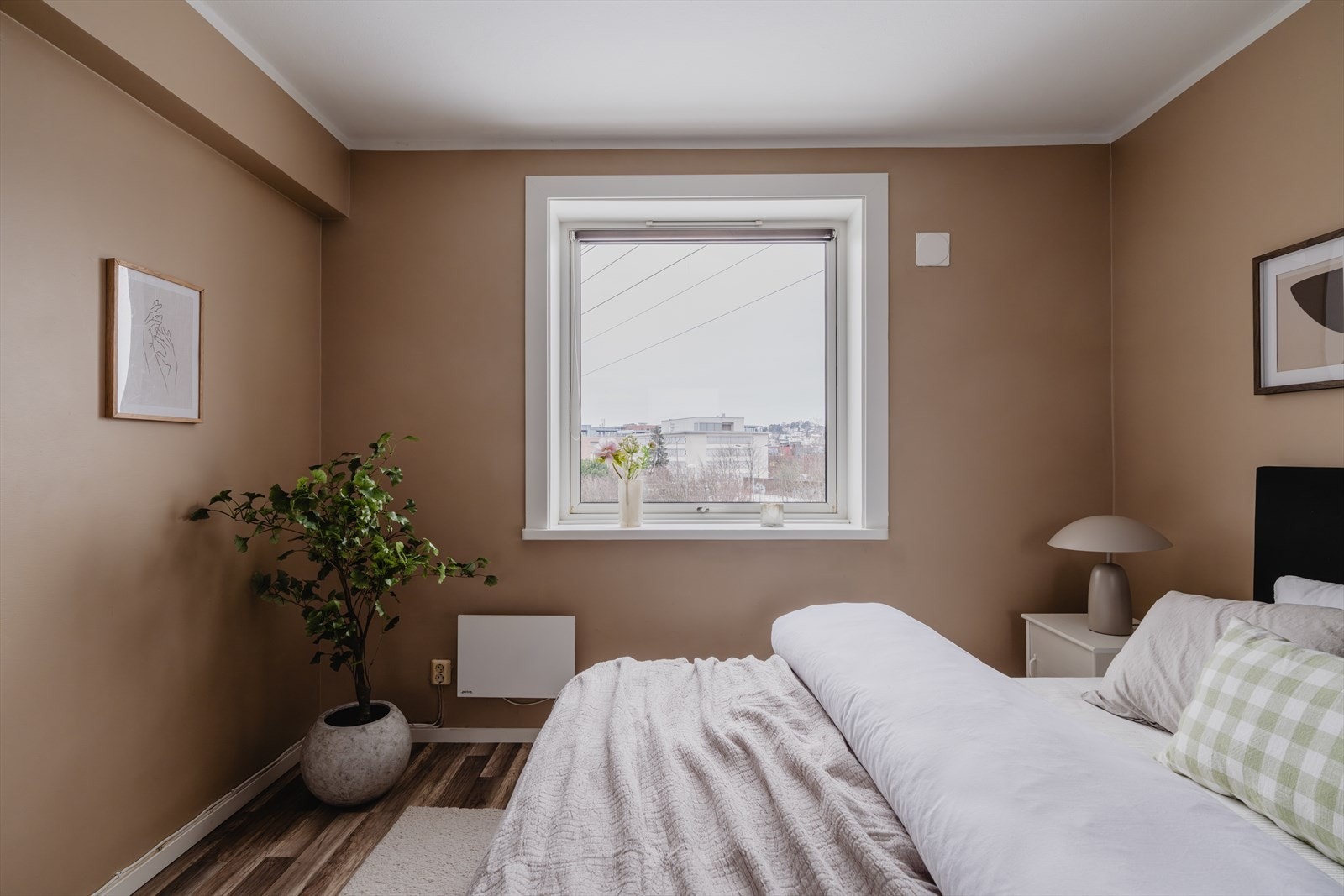 Et praktisk rom med god plass til det du måtte trenge. Kanskje en skrivepult for hjemmekontoret? Galleribilde