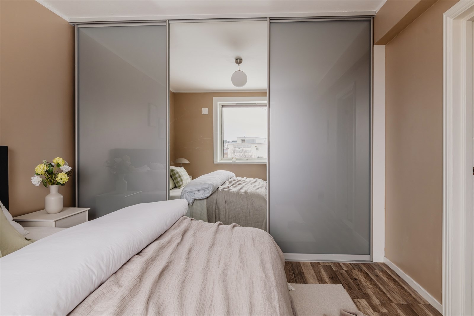 En romslig skyvedørsgarderobe gir svært god lagringsplass. Galleribilde