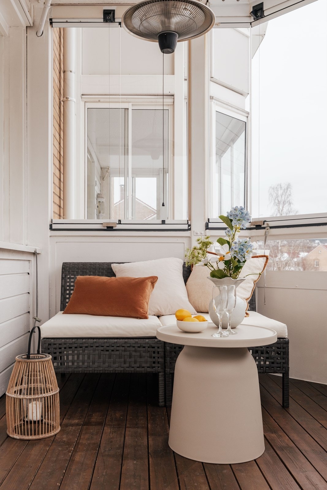 Deilige sommerdager kan nytes på den sørvestvendte balkongen, som fungerer som en naturlig forlengelse av stuen. Galleribilde