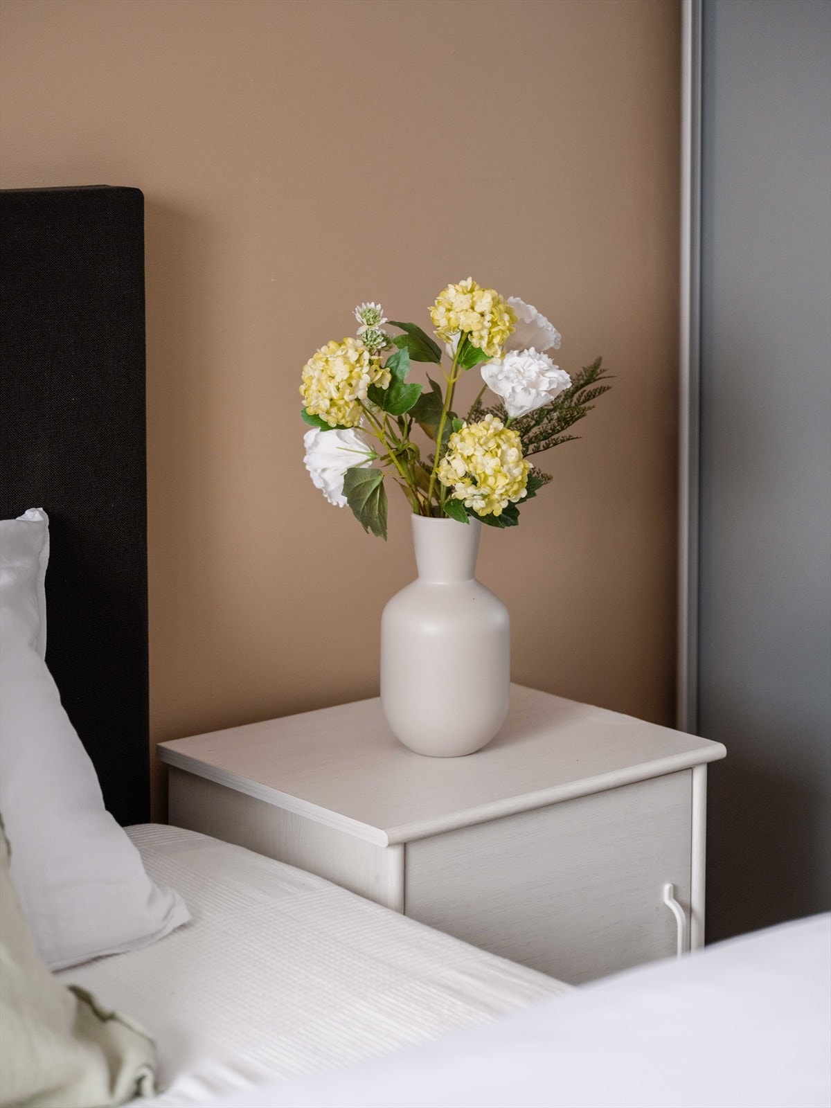 En harmonisk fargepalett er valgt med omhu, og en god natts søvn kan nytes i stor dobbeltseng. Galleribilde