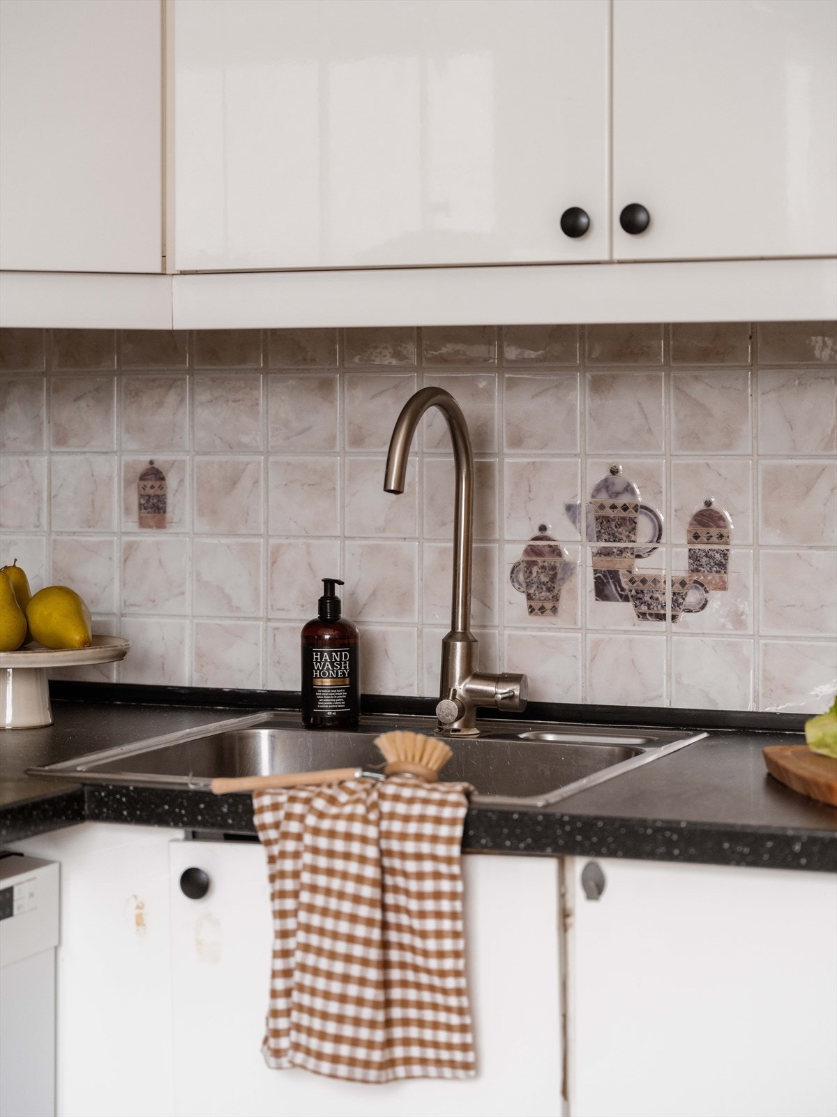 Fliser over benkeplaten gjør det enkelt å holde det rent. Galleribilde