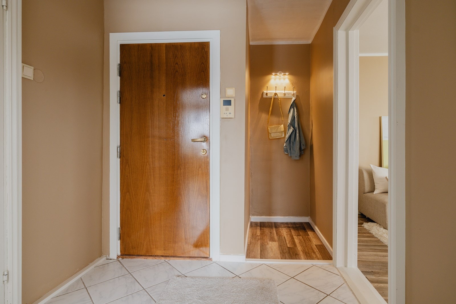 Velkommen hjem! Praktisk nisje for oppbevaring av yttertøy og sko. Galleribilde