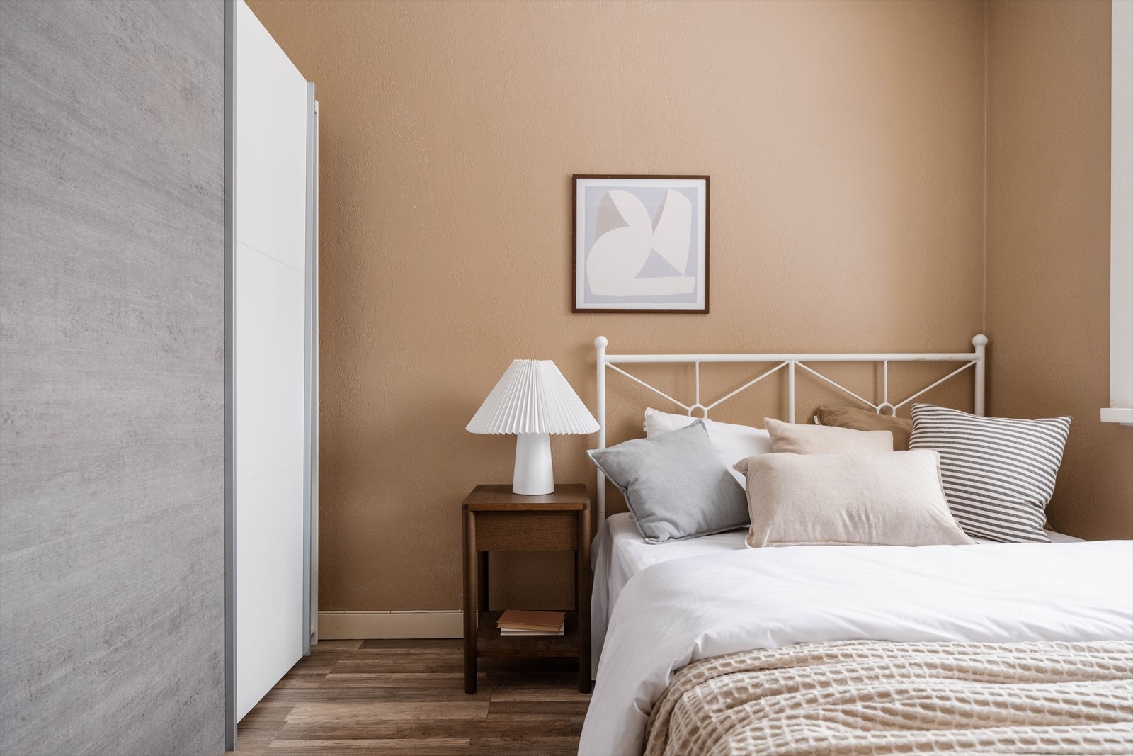 Her er det plass til en liten dobbeltseng og nattbord å siden. Galleribilde