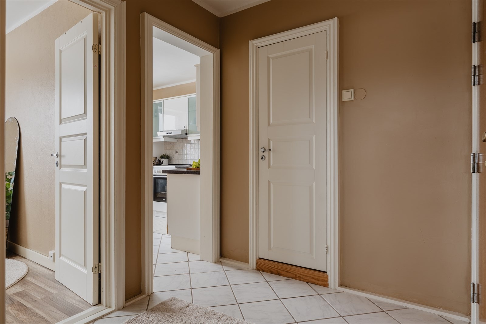 Badet er plassert mellom rommene og har adkomst fra gangen. Galleribilde