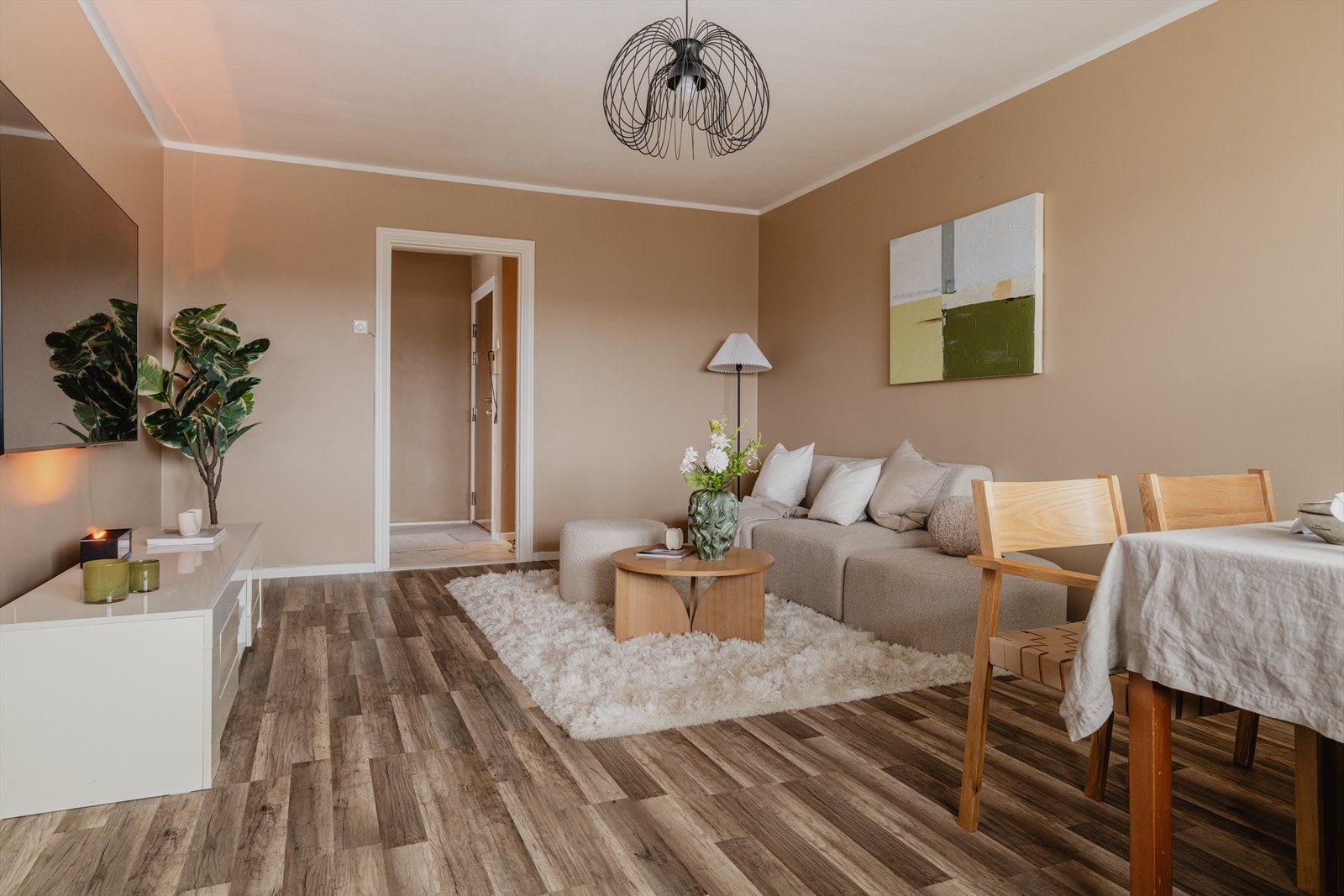 Leiligheten har velvalgte fargevalg og god plass til en innbydende sofagruppe. Galleribilde