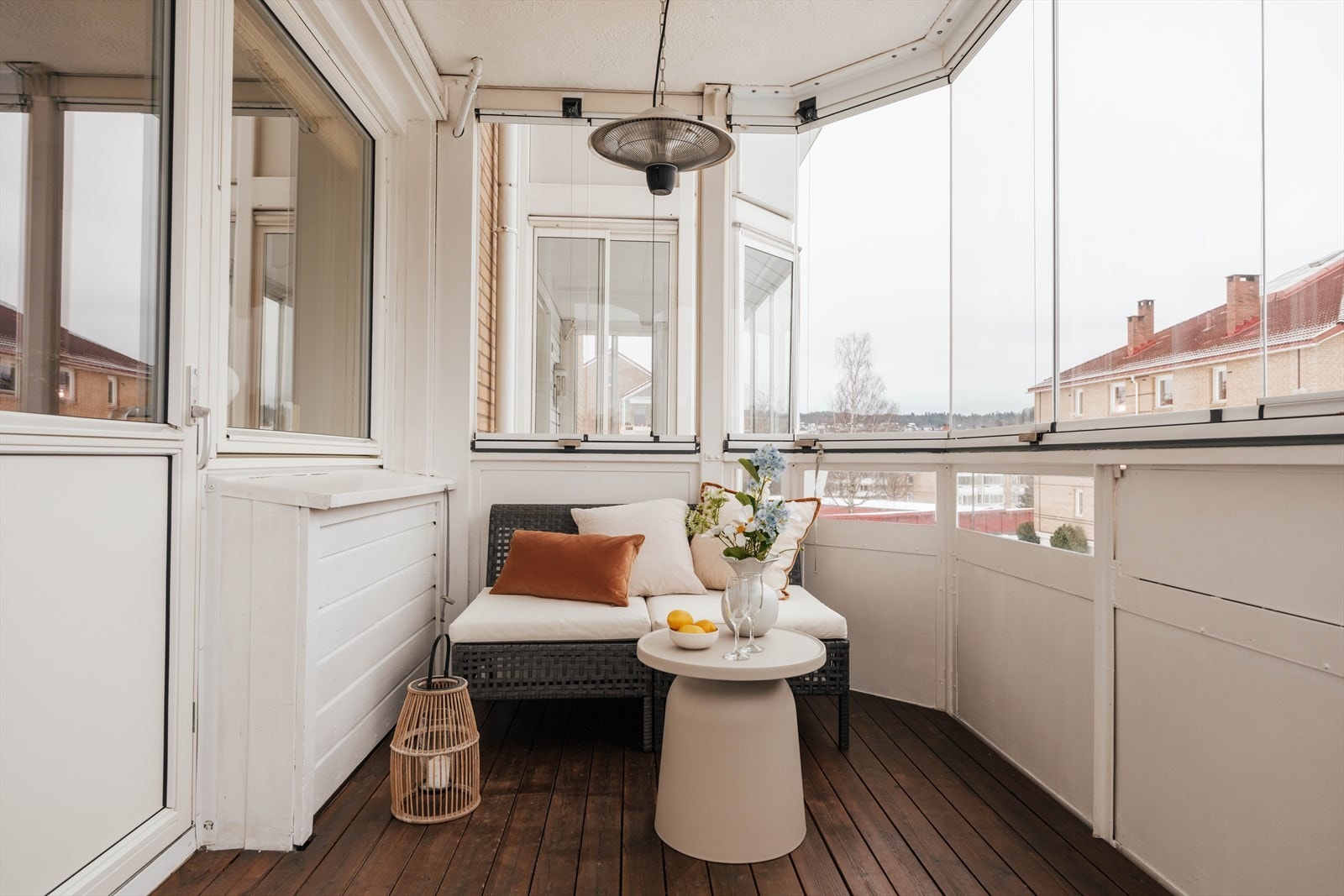 Leiligheten har en romslig balkong på 7 kvm. En innglasset balkong gir en ekstra romfølelse og øker livskvaliteten ved at man kan oppholde seg på balkongen i all slags vær. Galleribilde