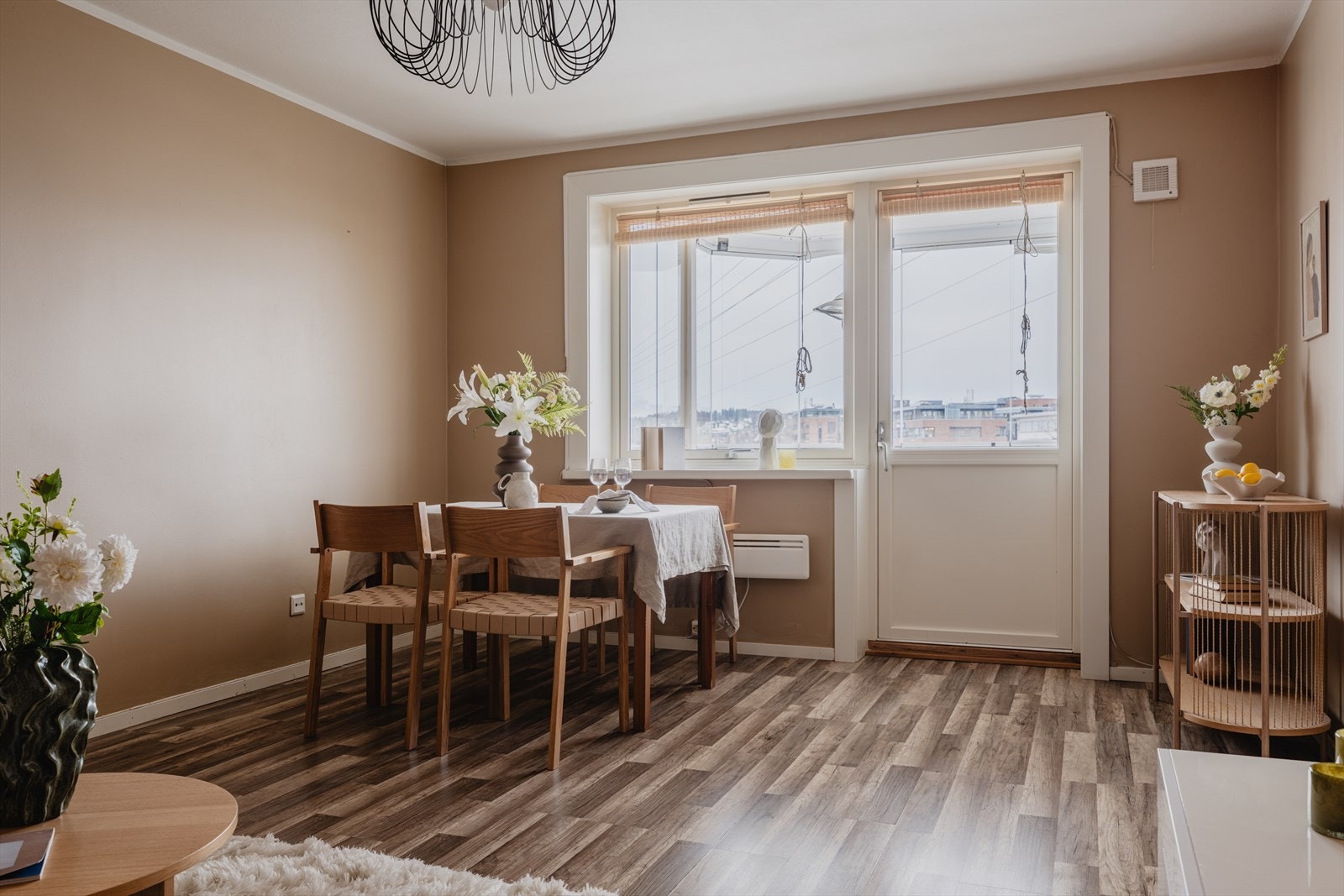 Stuen er romslig med naturlig soneinndeling og rikelig med dagslys. Galleribilde